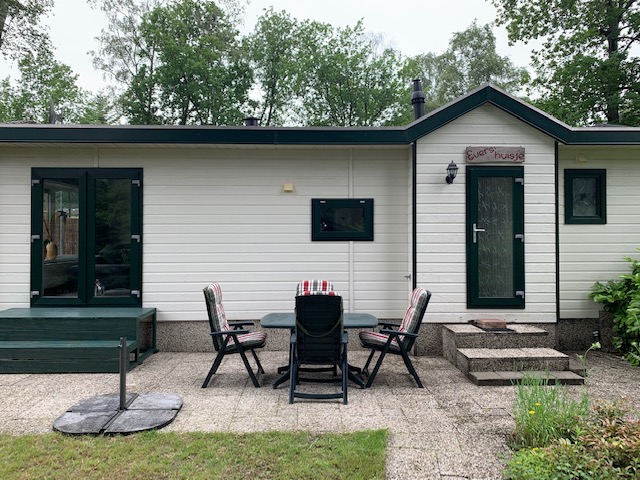 Spacious chalet in Beekbergen, Top parks with open garden