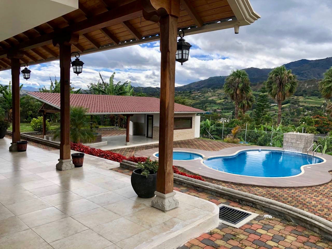 AGRADABLE CASA DE CAMPO CON PISCINA Cottages for Rent in