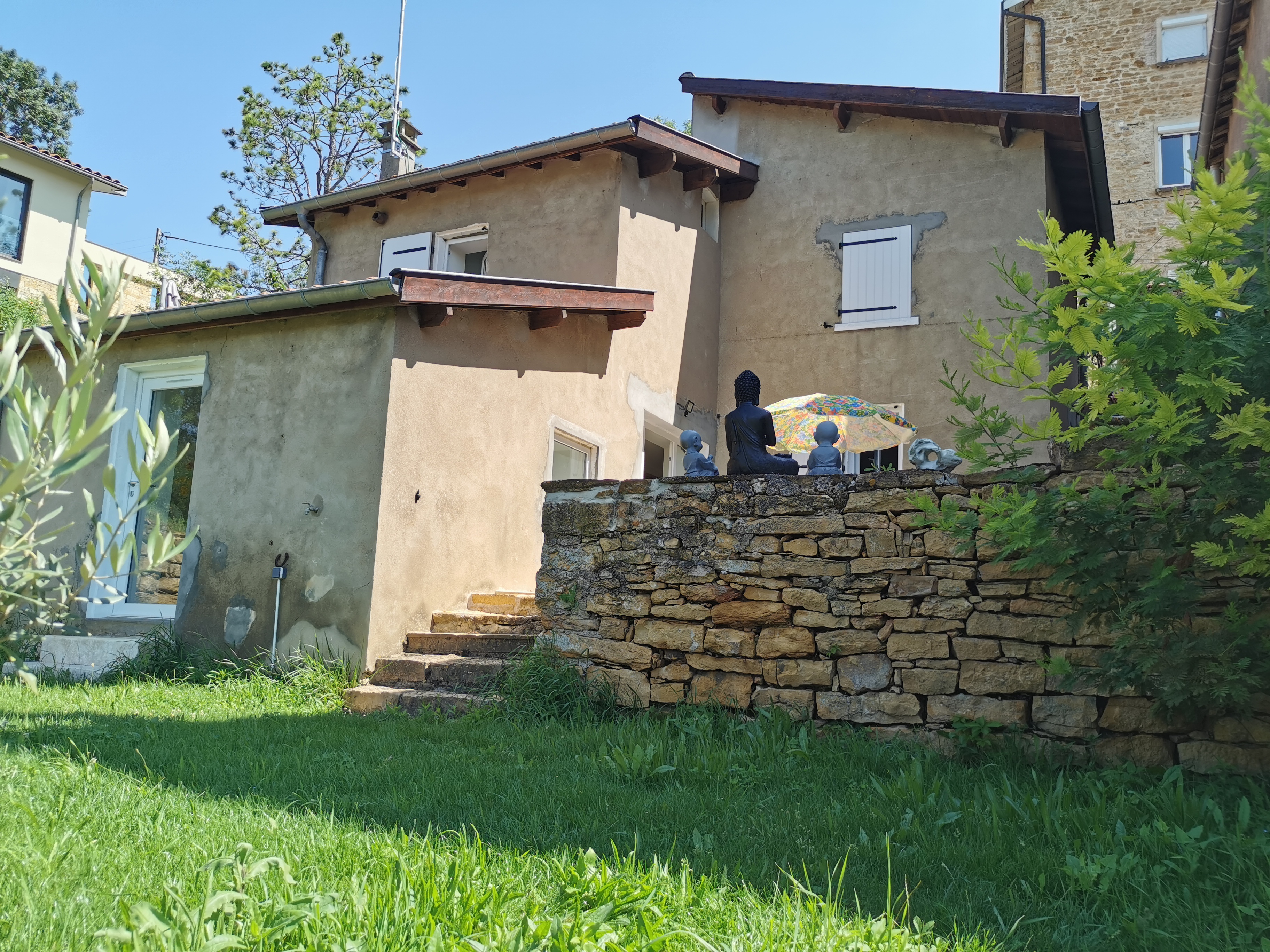 Saint Cyr au Mont d 'Or: Rose house with garden