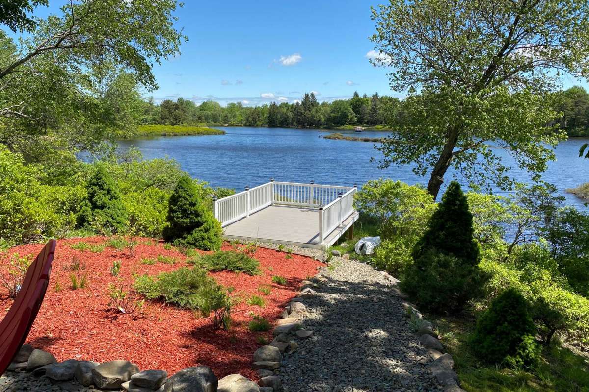 NEW! Lakefront Luxury Escape Hot Tub, Fire Pit&.. Chalets for Rent