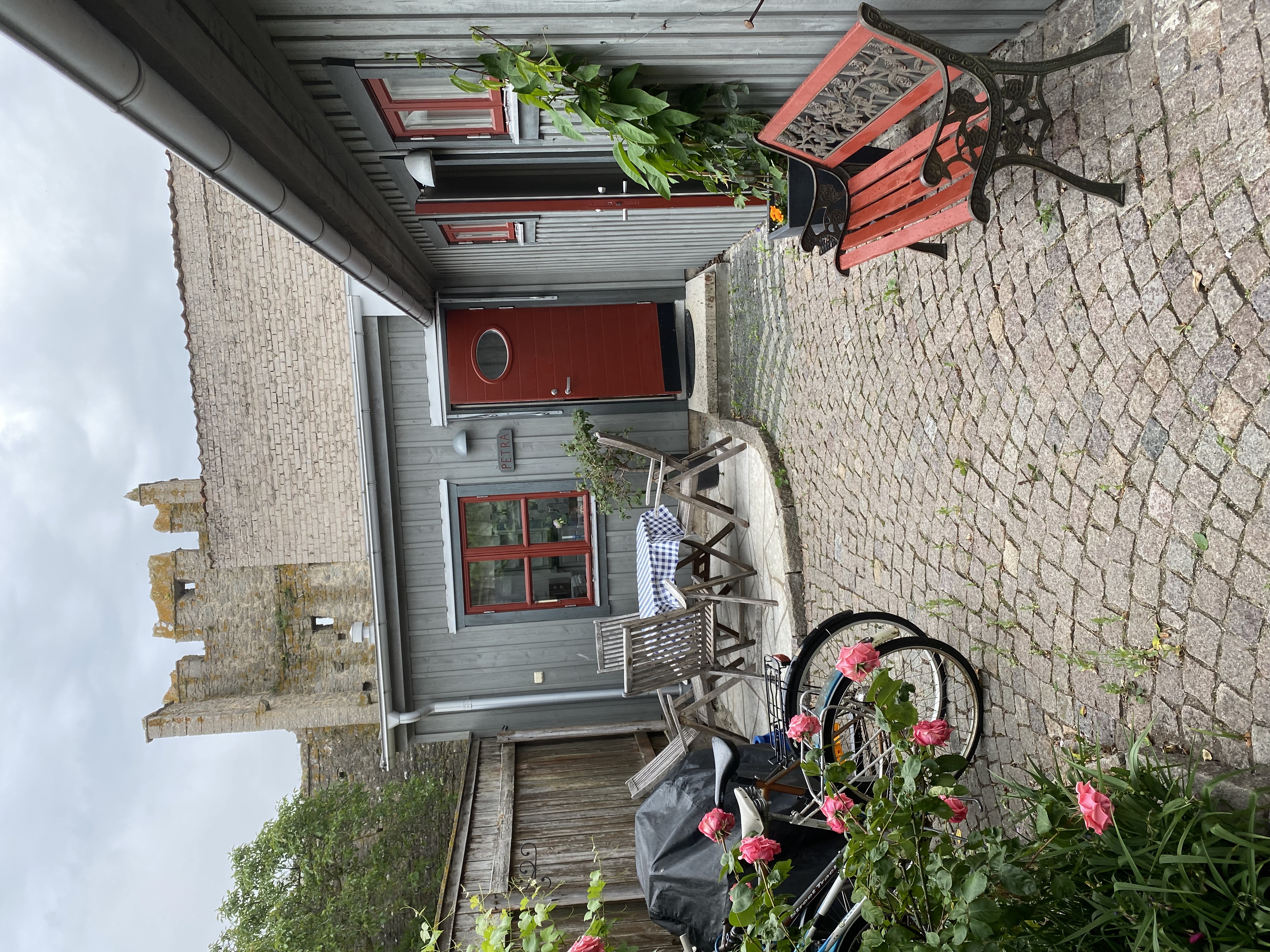 Farmhouse in Södertorg with parking in the yard