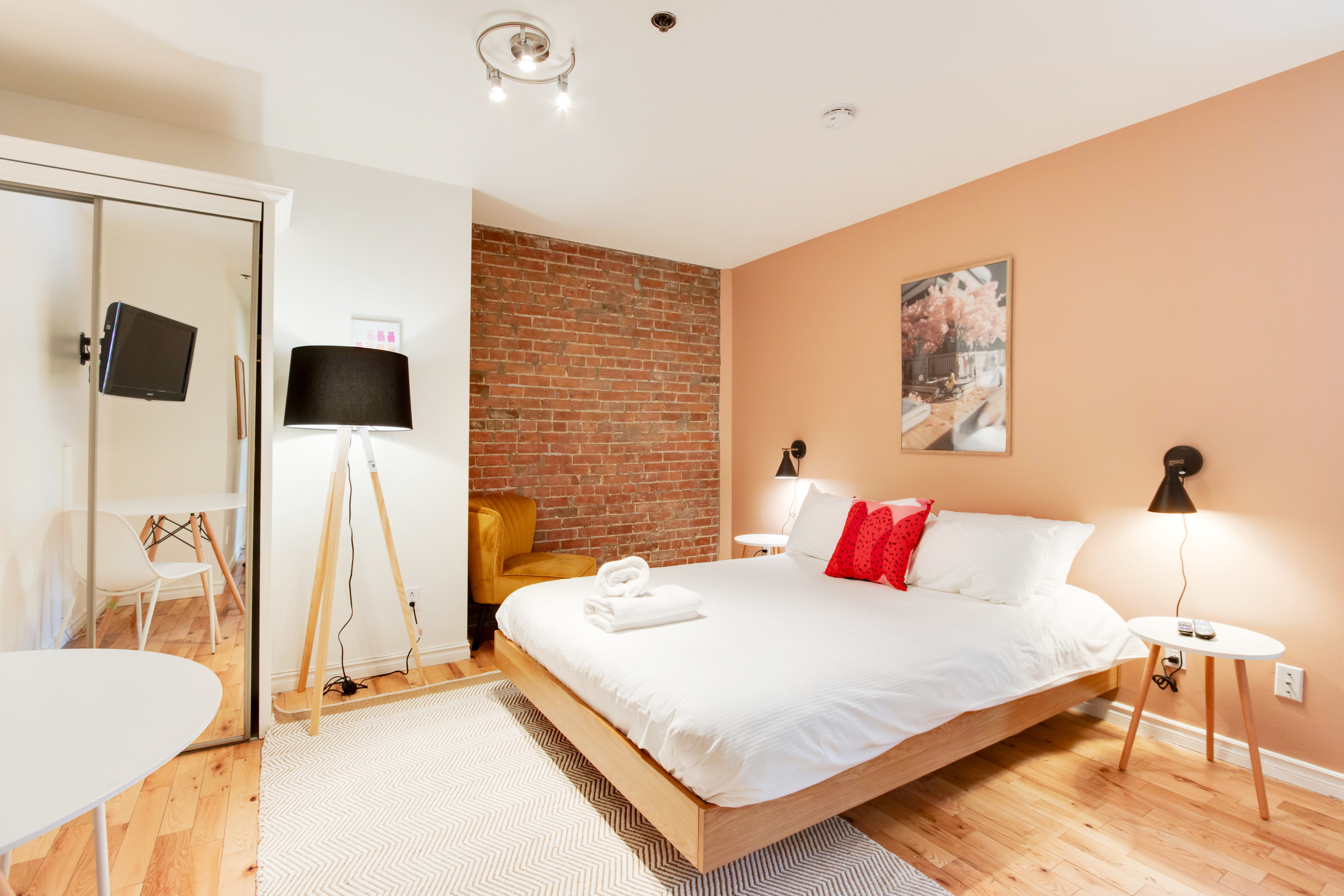 CHARMING ROOM IN THE HEART OF MONTREAL'S SCENE