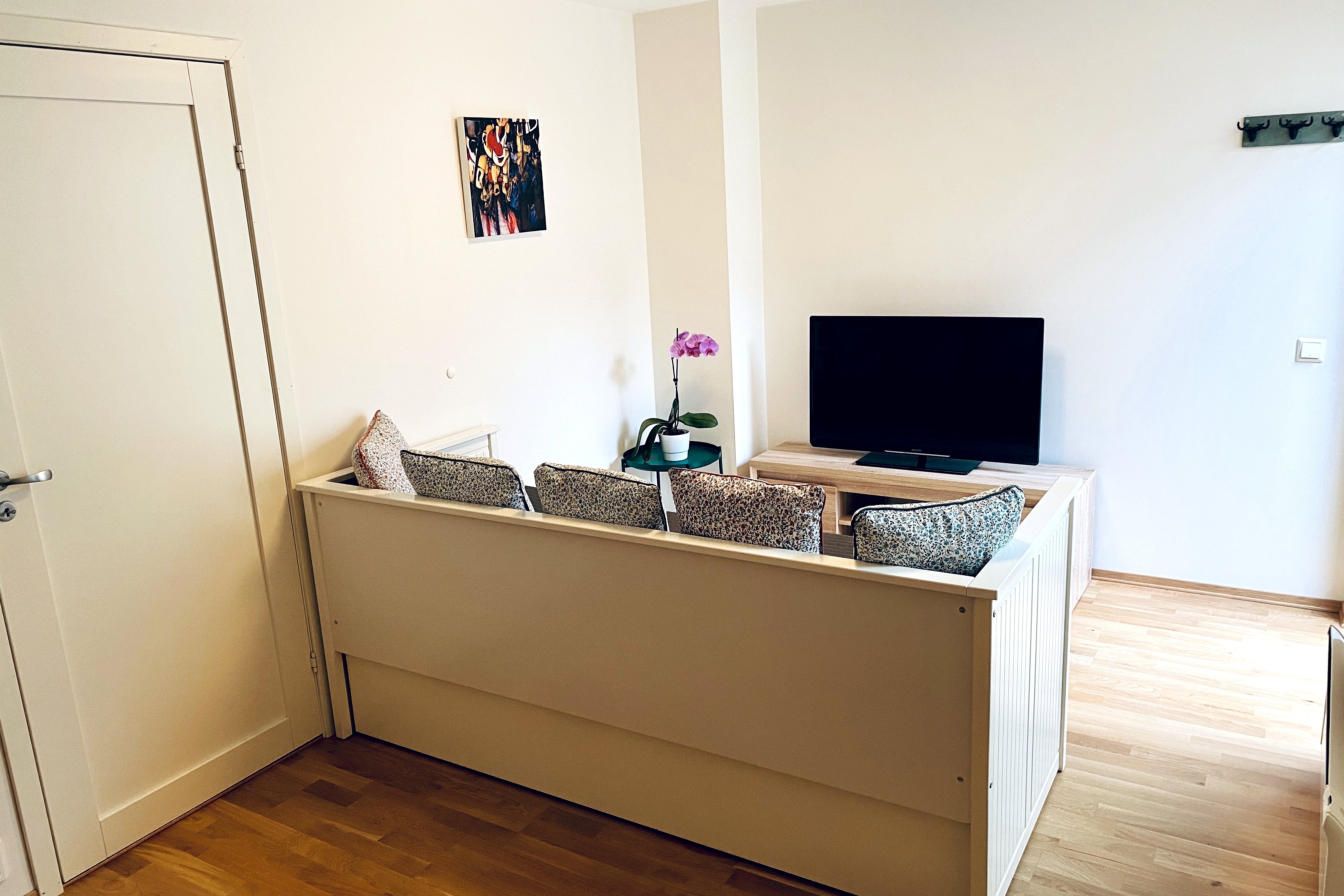 Modern basement suite close to subway and bus