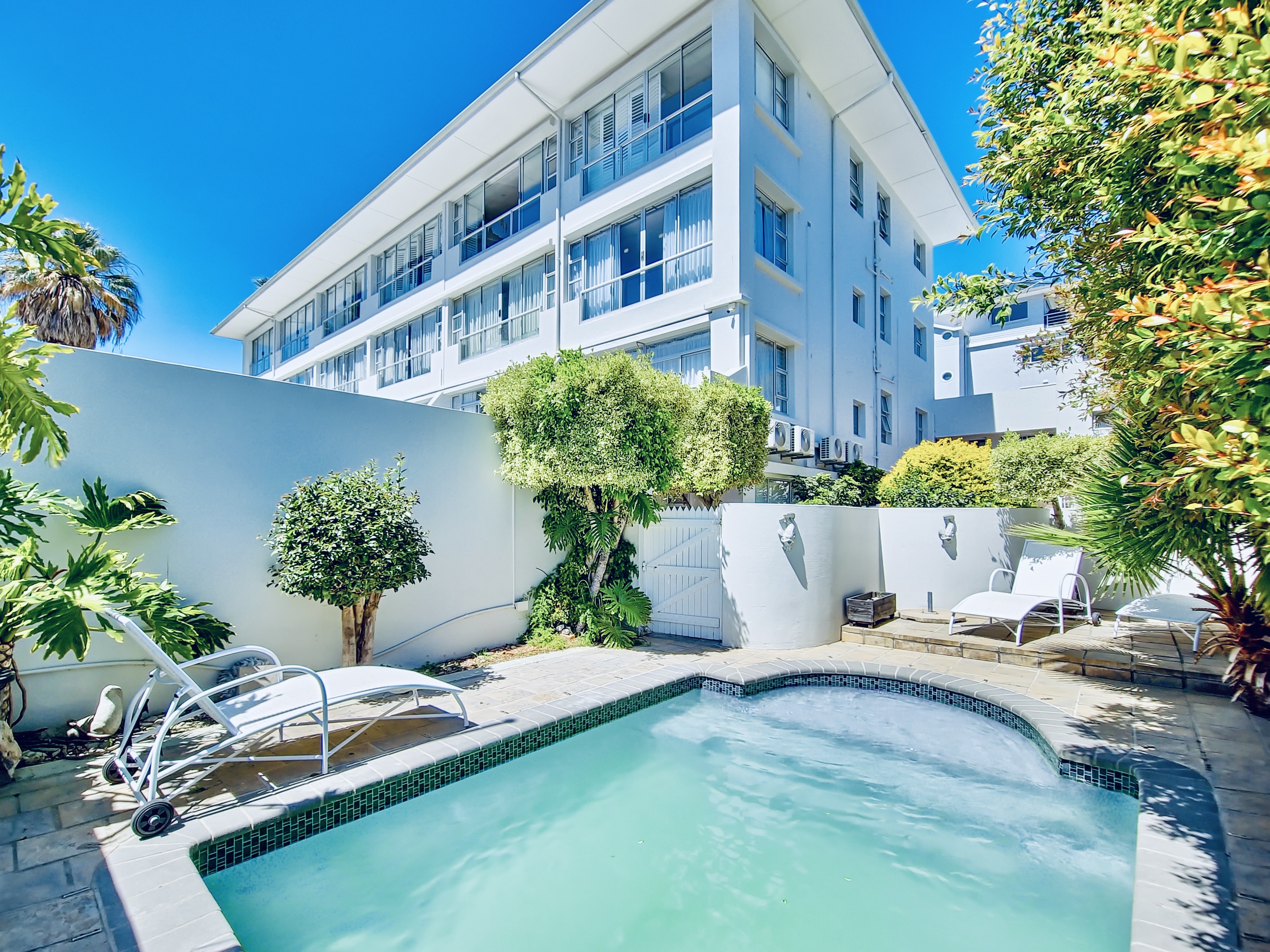Location, private jacuzzi & a stunning apartment