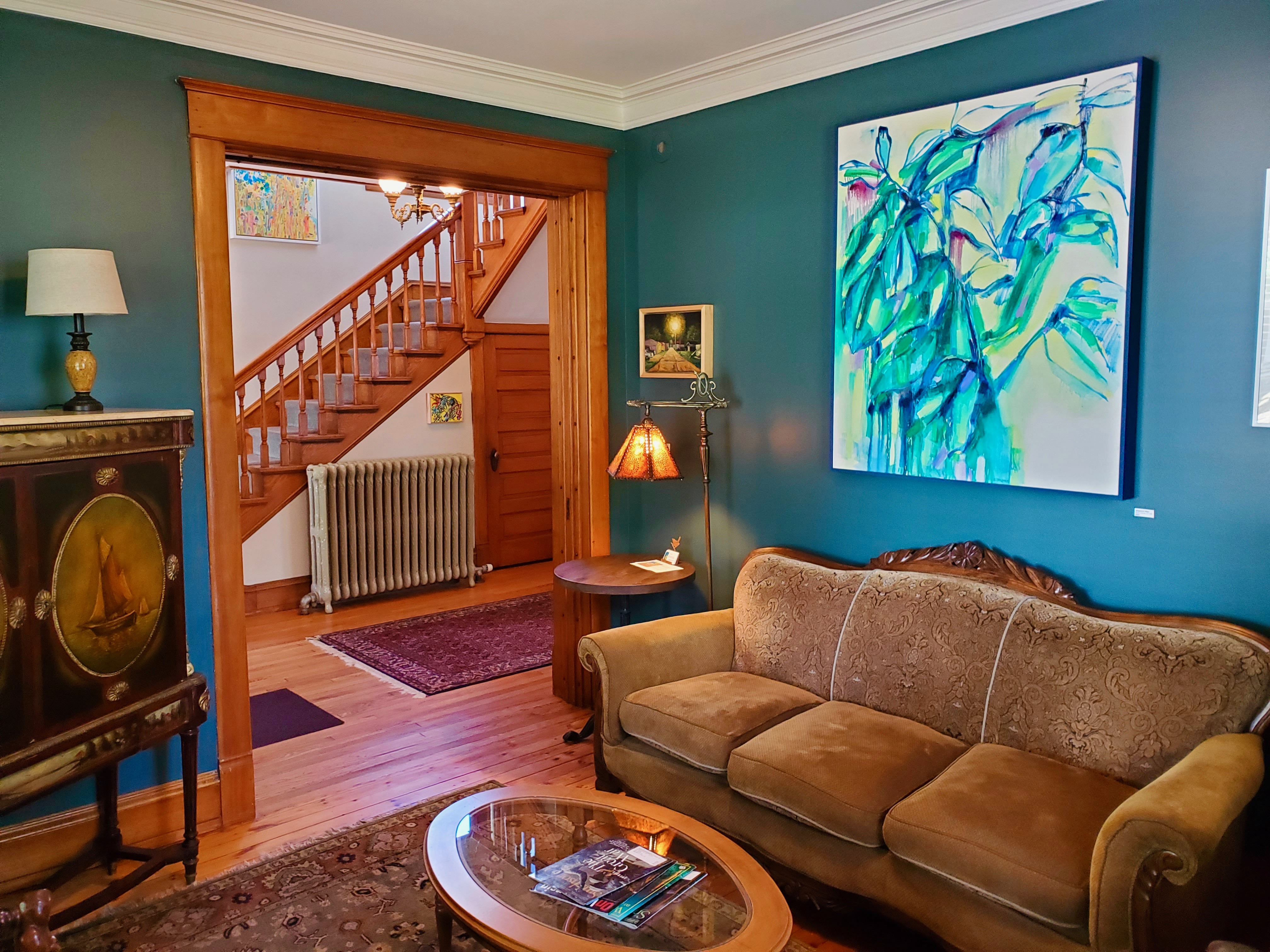 Lovely classic 2 blocks from Lake Michigan