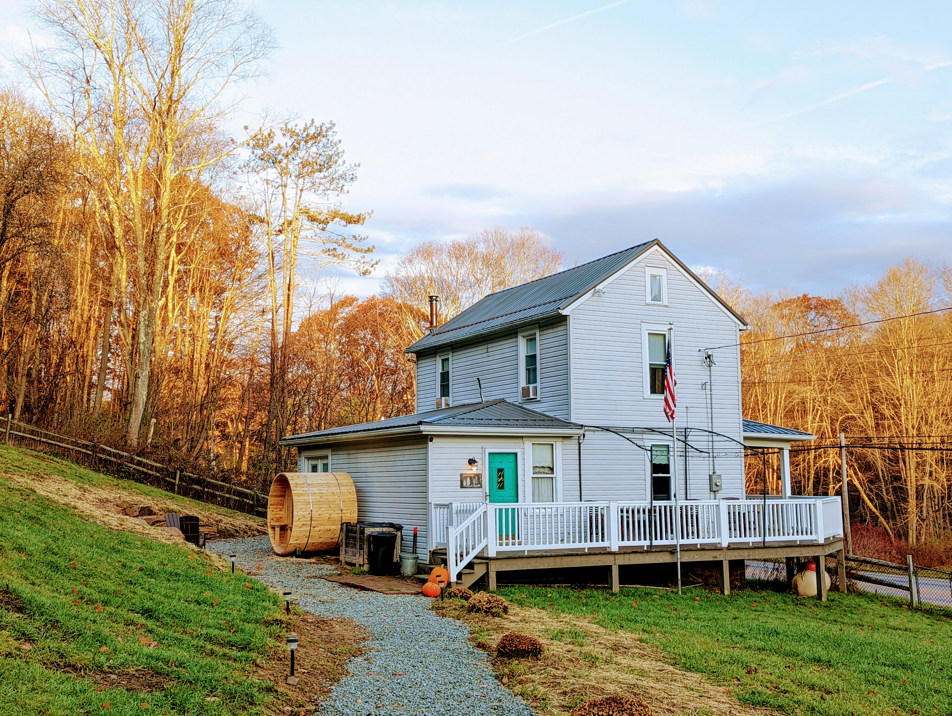 Pet-Friendly Farmhouse in Laurel Hill SP & Sauna