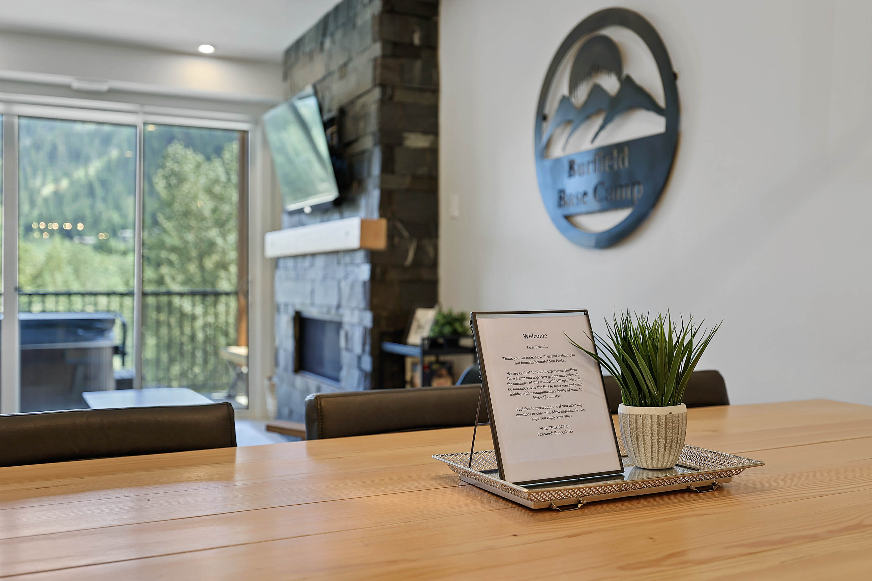 Burfield Basecamp - 3 Bedrooms. Modern and Stylish