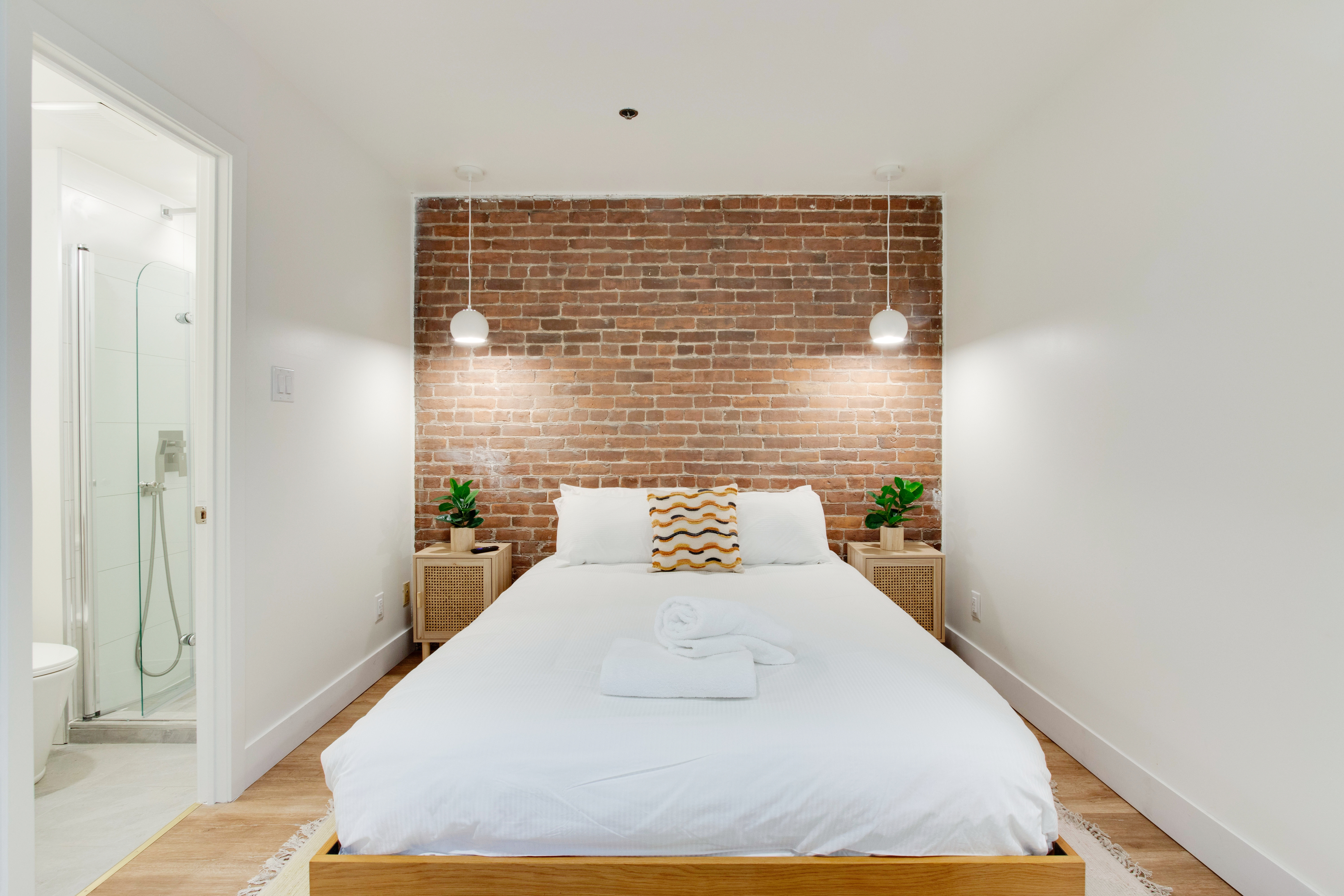 CHARMING INN ROOM IN THE HEART OF MONTREAL'S SCENE