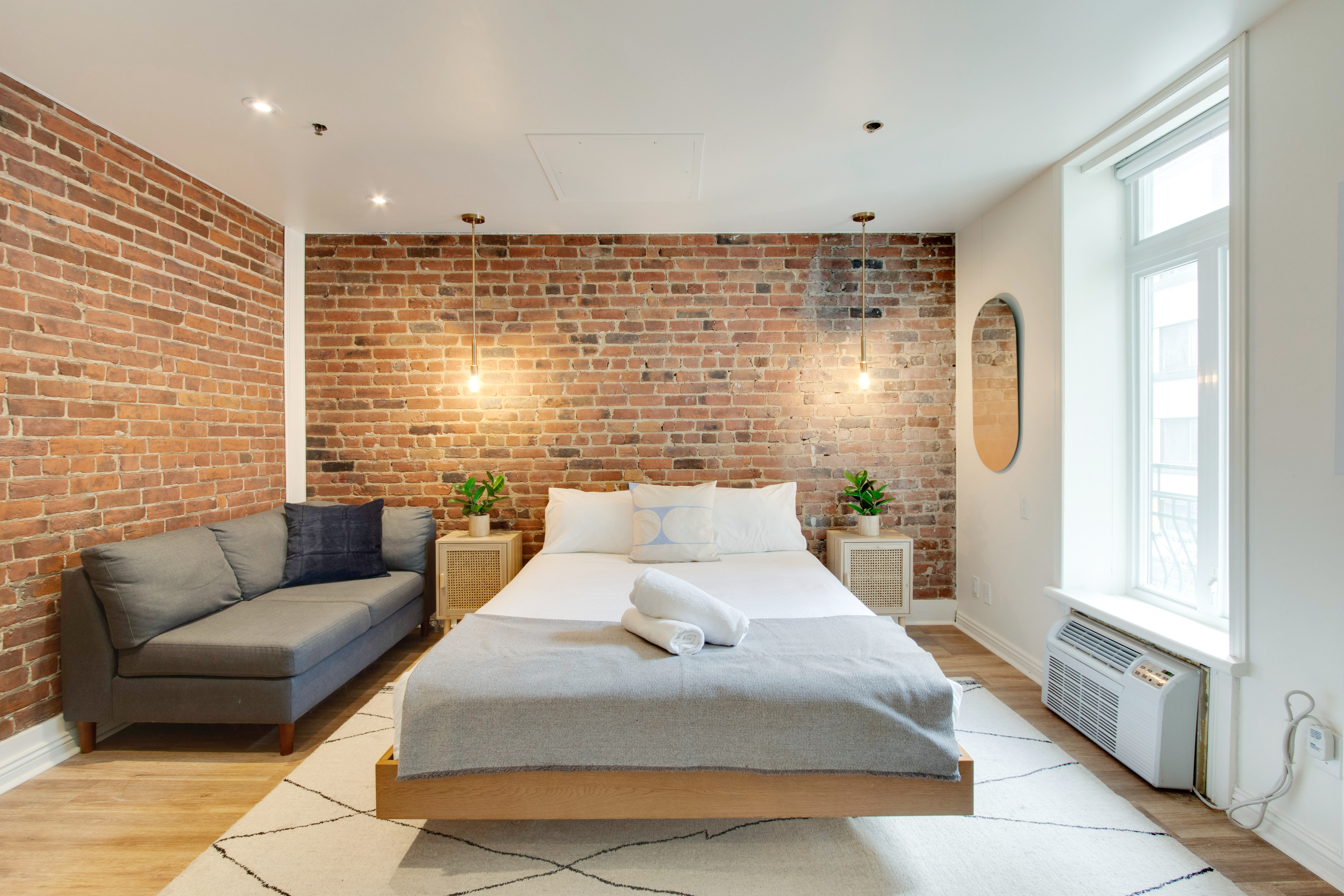 CLASSIC INN ROOM IN THE HEART OF MONTREAL'S SCENE