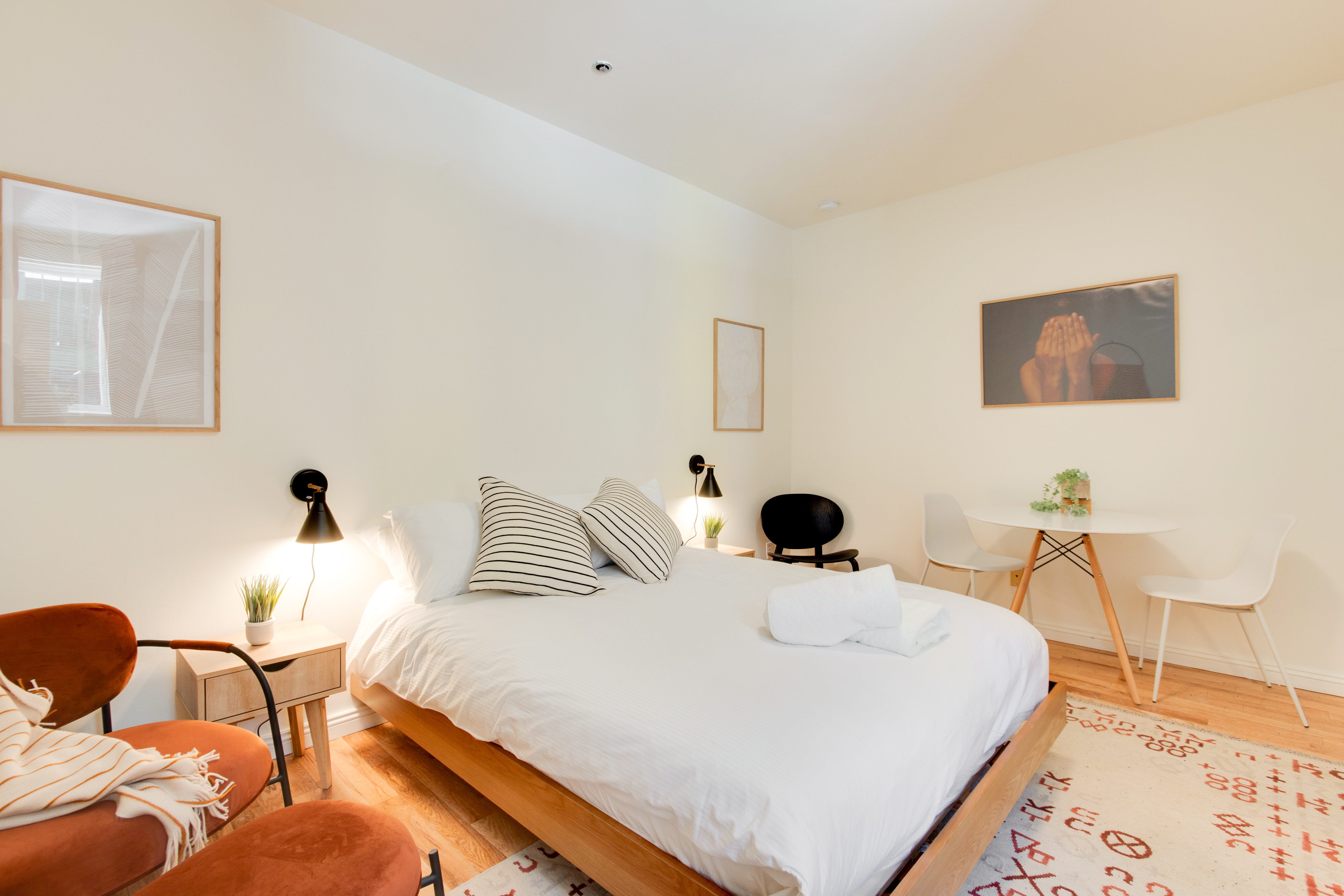 STANDARD INN ROOM IN THE HEART OF MONTREAL'S SCENE