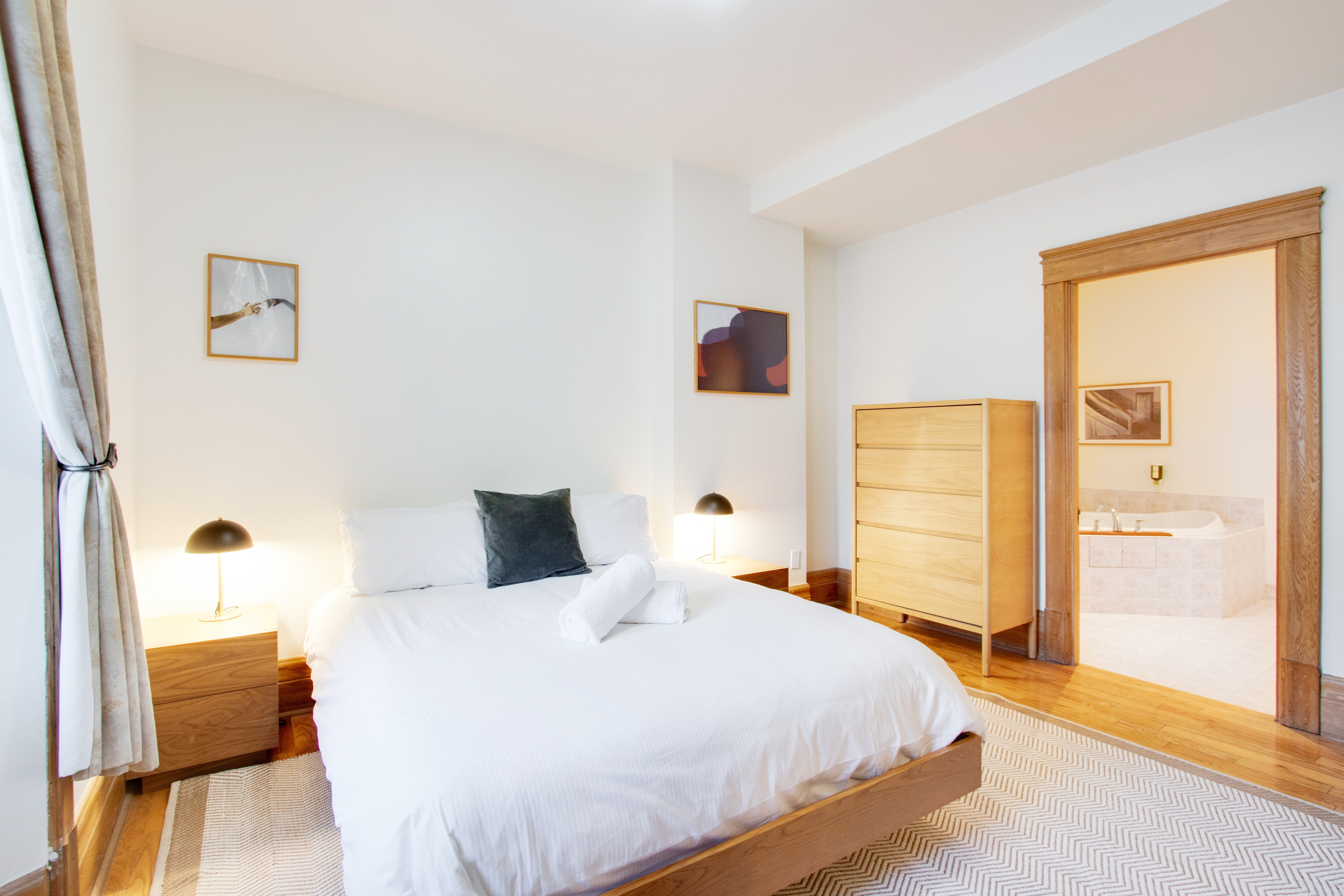 Classic Inn Suite In The Heart Of Montreal's Scene