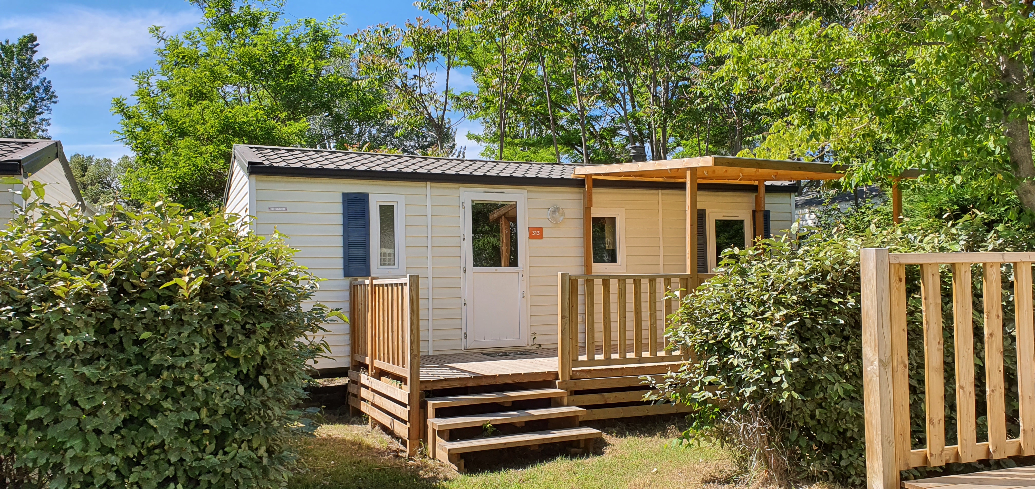 Air-conditioned mobile home for 6