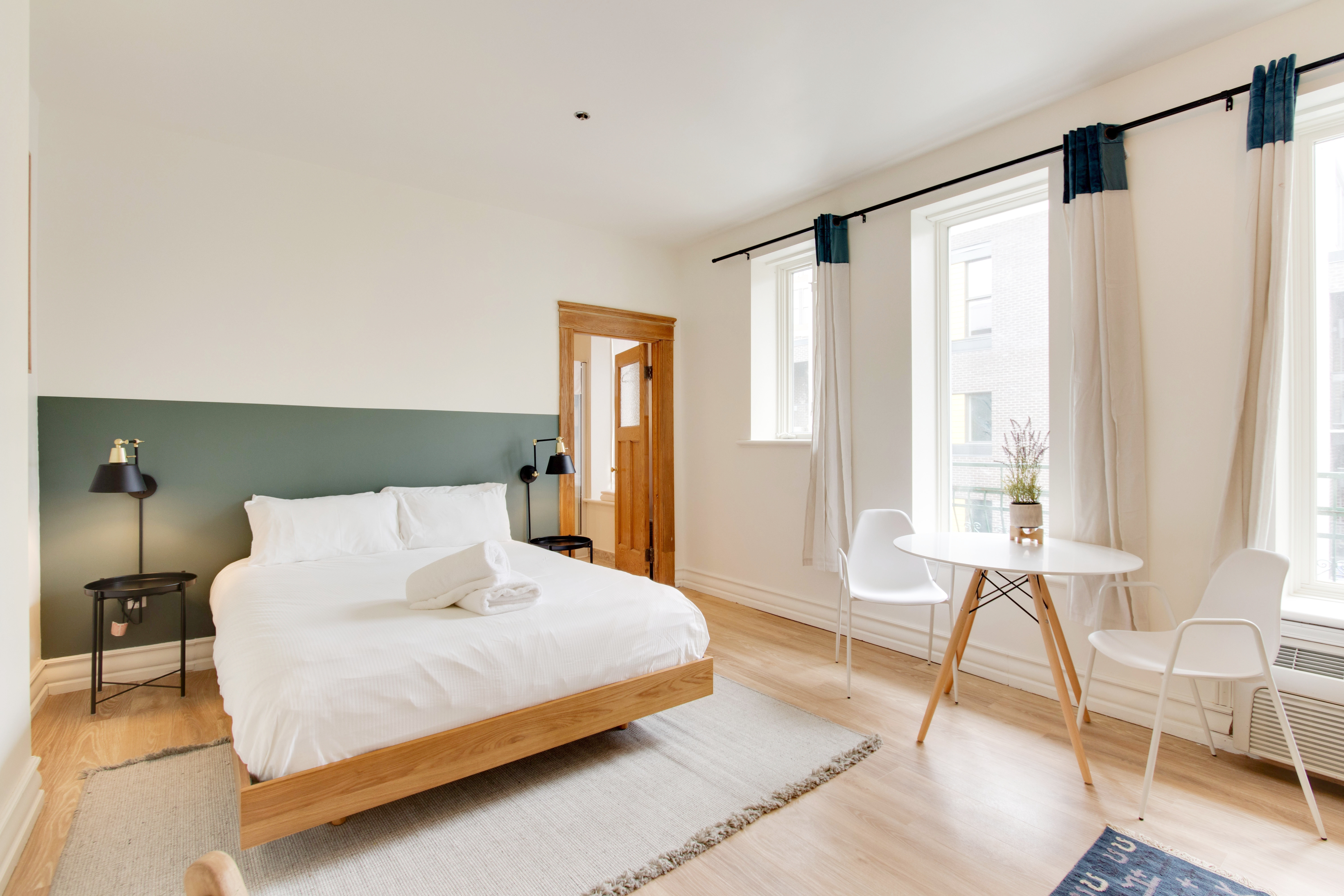 Suite w/Bathtub in the Heart of Montreal's Scene