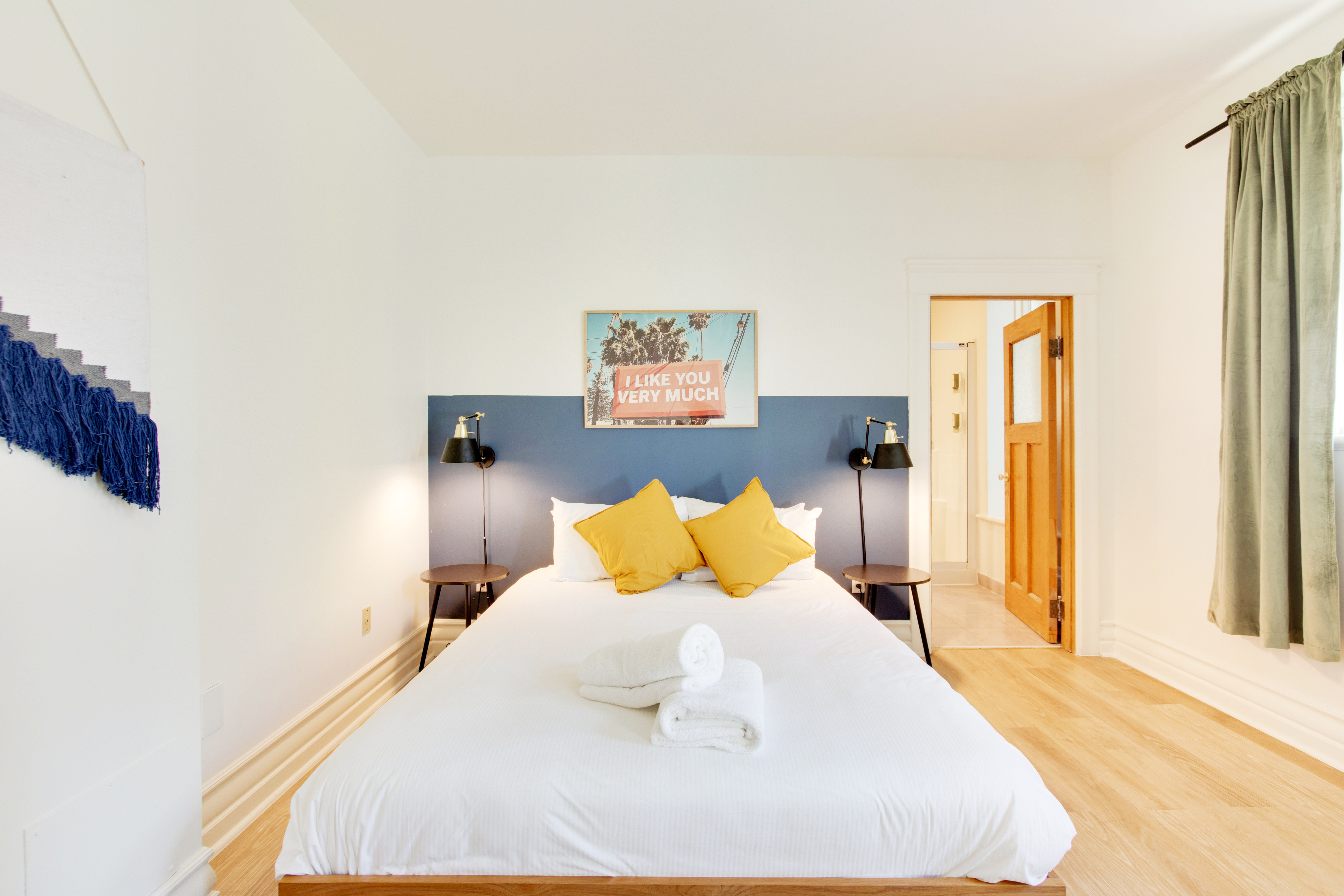 Suite w/Bathtub in the Heart of Montreal's Scene