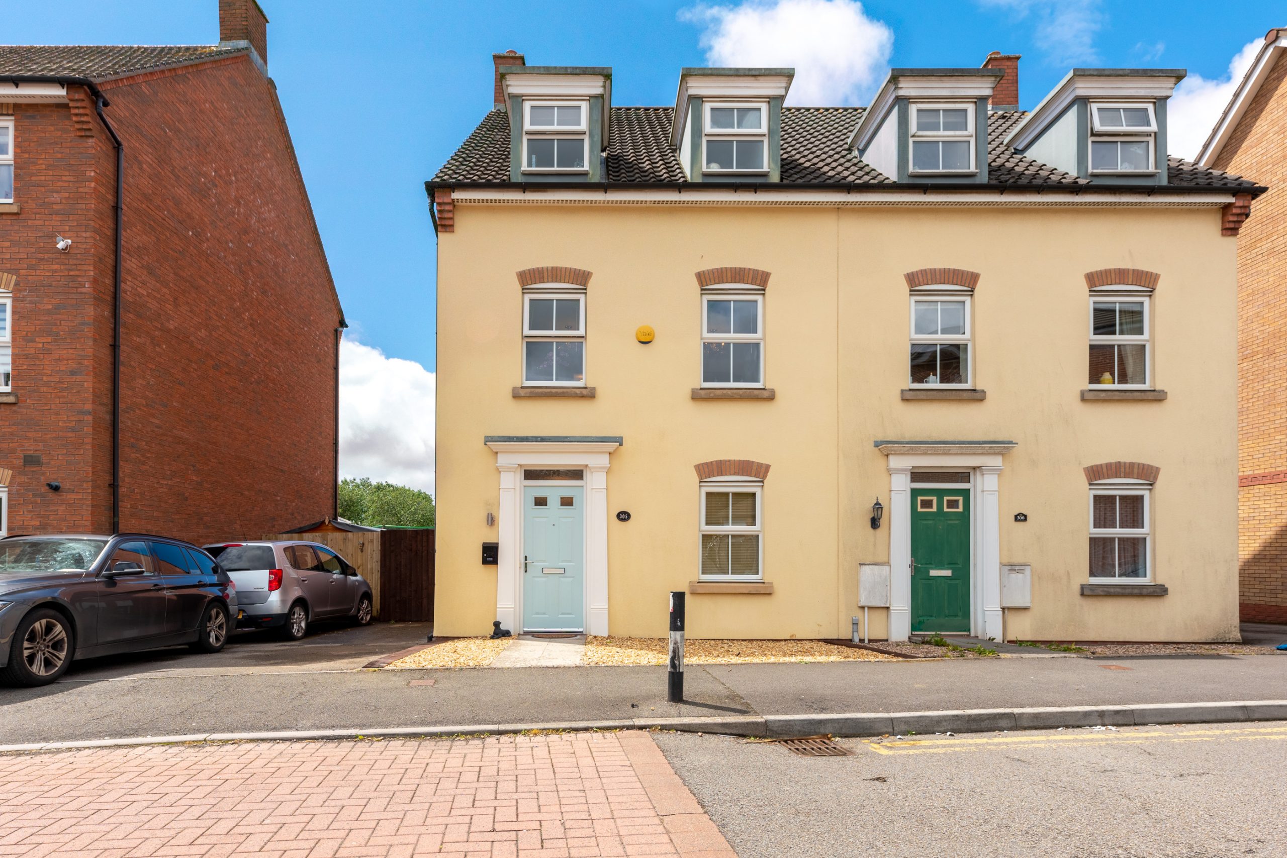 Modern 4 Bedroom Townhouse with Private Parking Townhouses for Rent