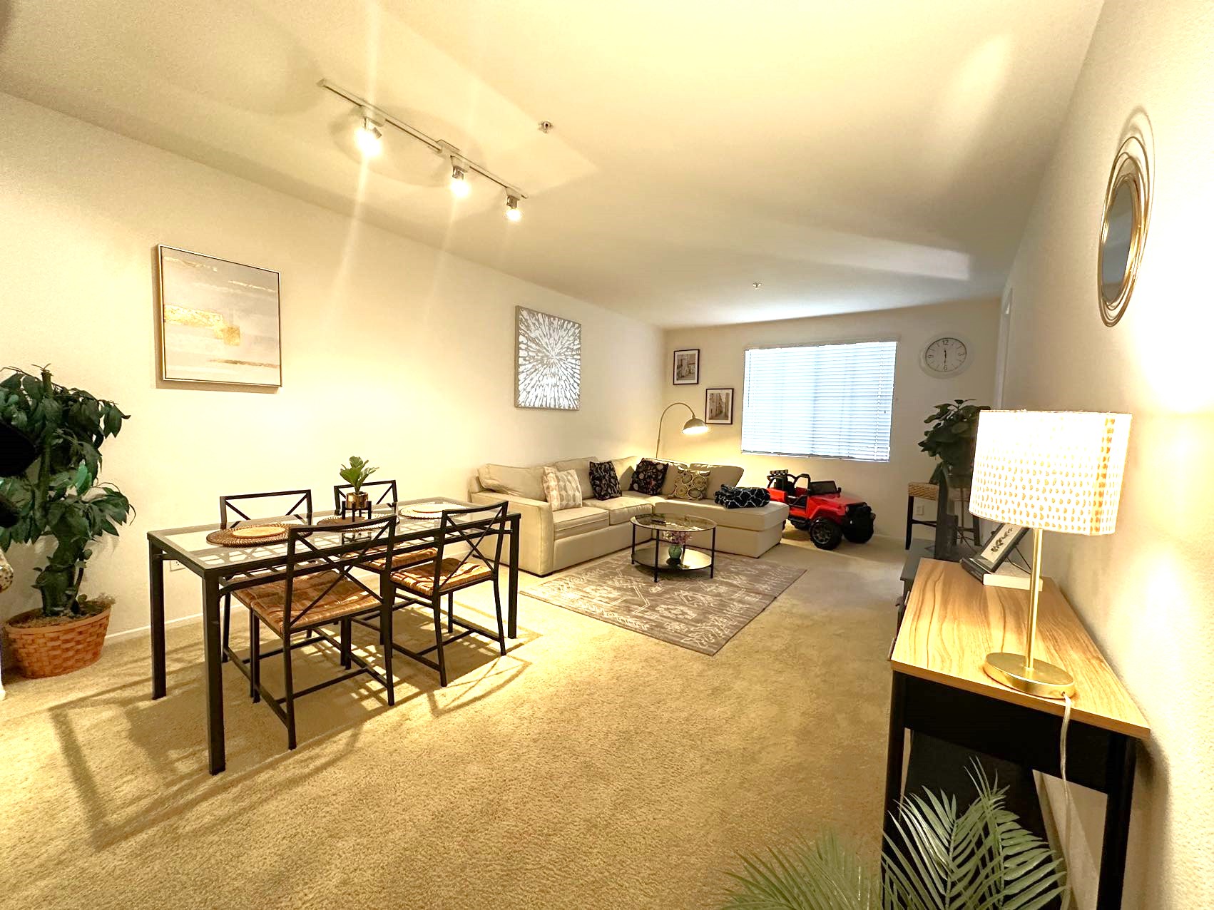 *2B2B*Luxury Center Location Apartment Complex*