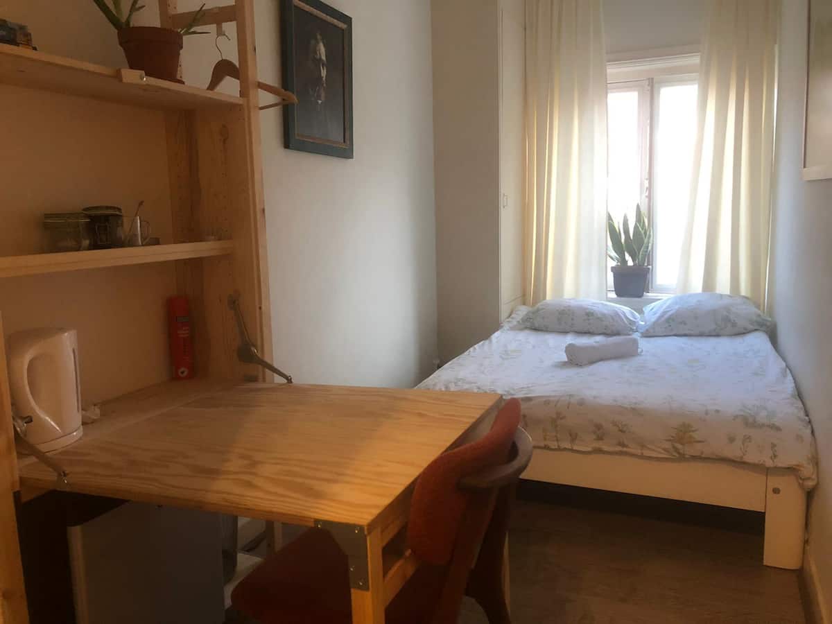 Cozy room in lively apartement and neigbourhood โ Amsterdam stay