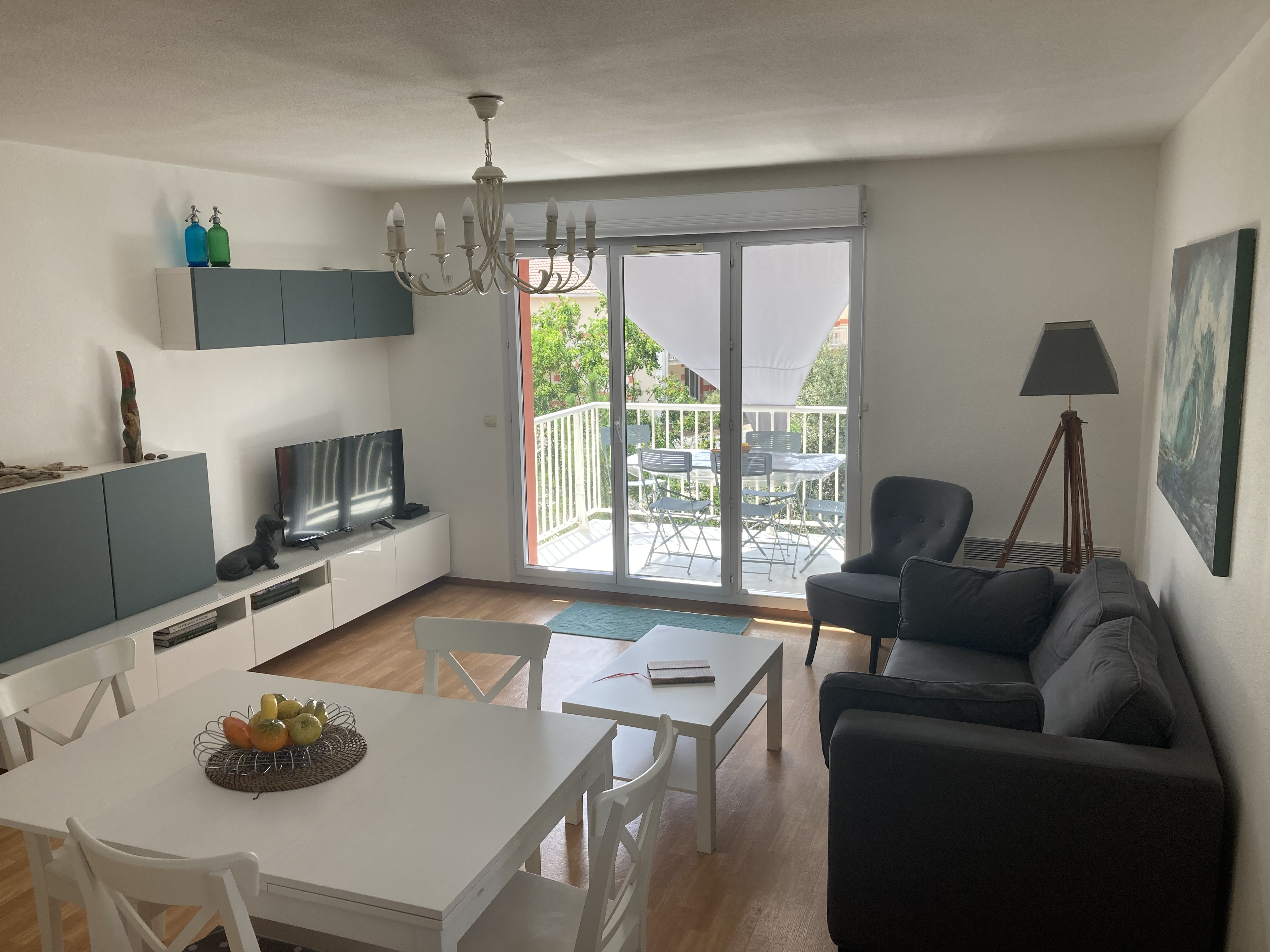 Super Equipped apartment with swimming pool near beach