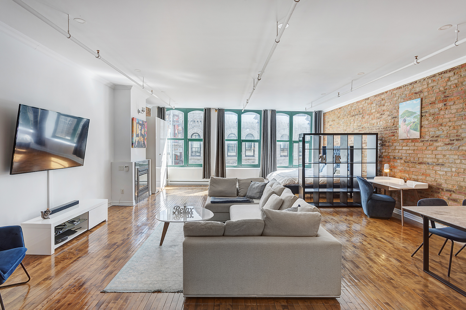 The Notre-Dame Sunny Loft In Old Montreal