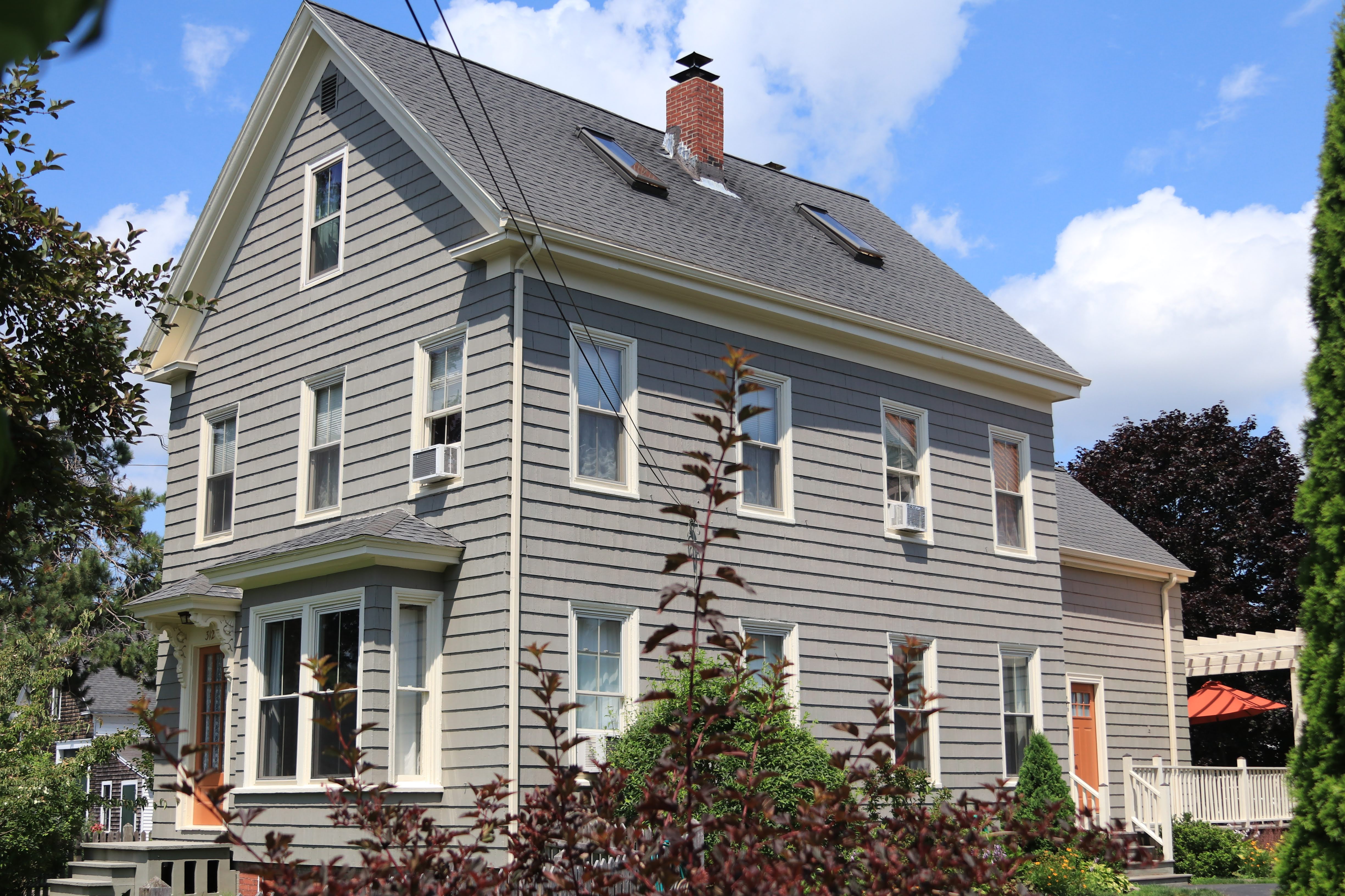 Quaint updated 1890's farmhouse near ocean (solar)