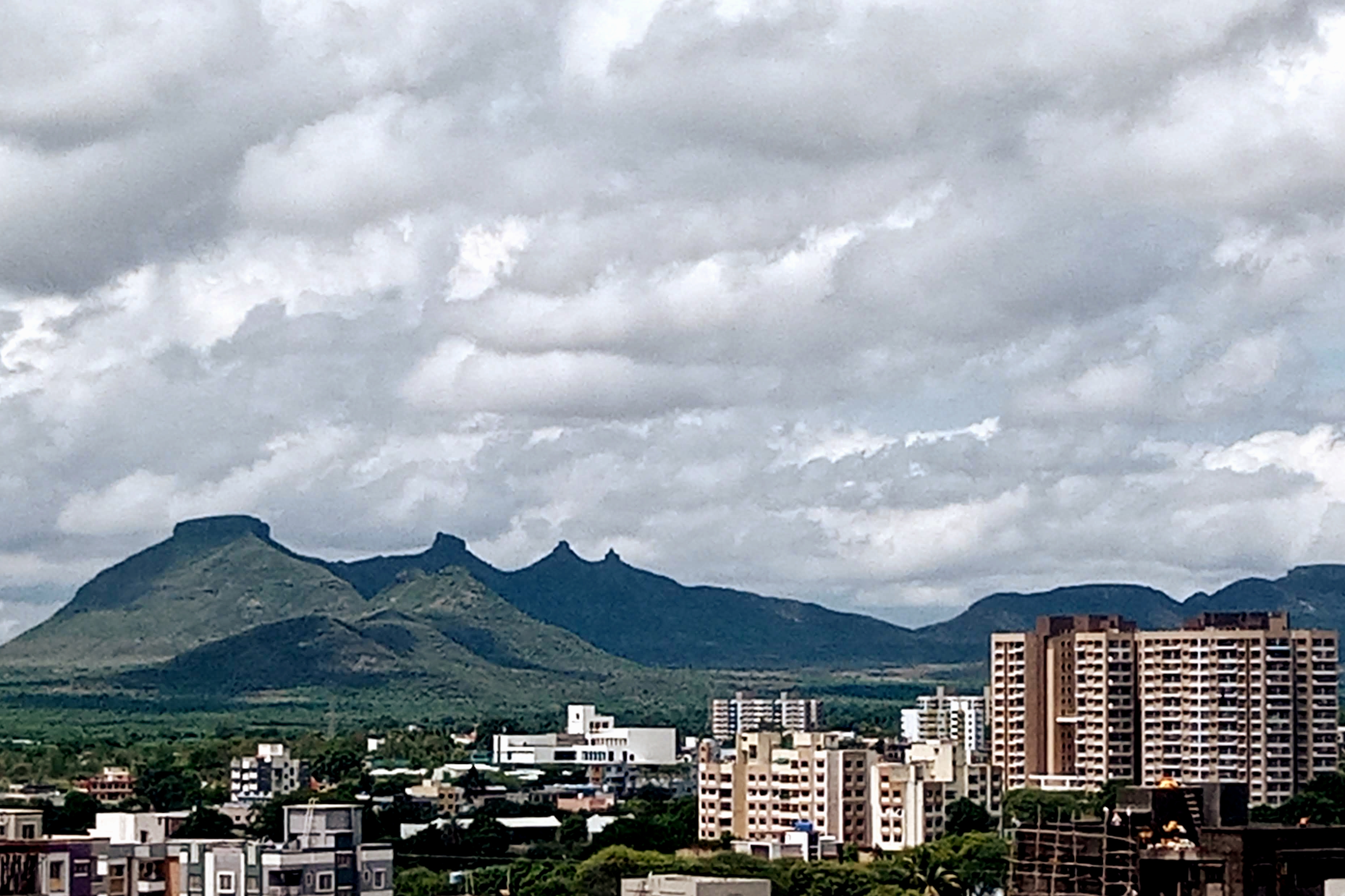 Lovely 2 bedroom apartment overlooking breathtaking mountains.