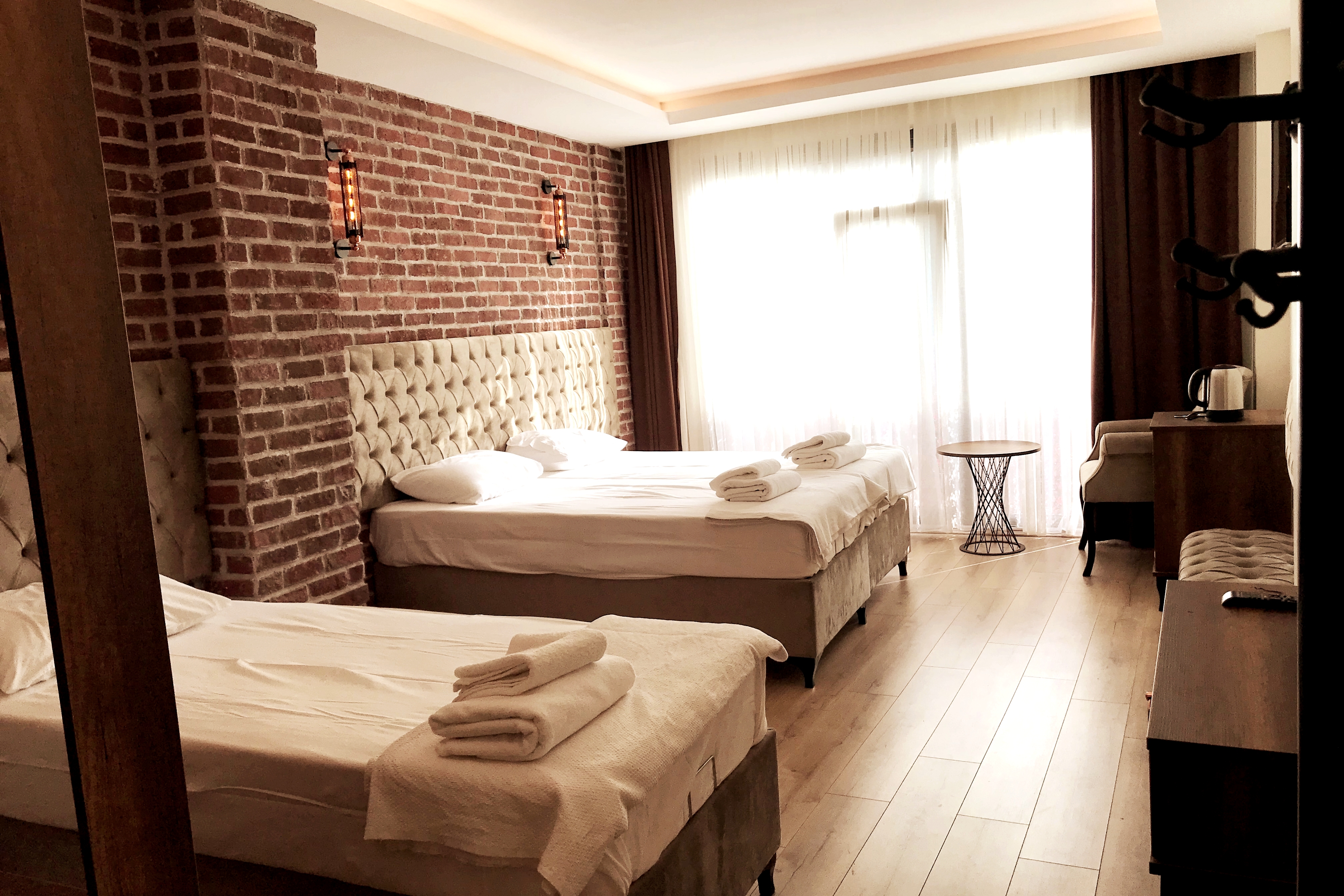 Porta Nova Triple Room with Balcony