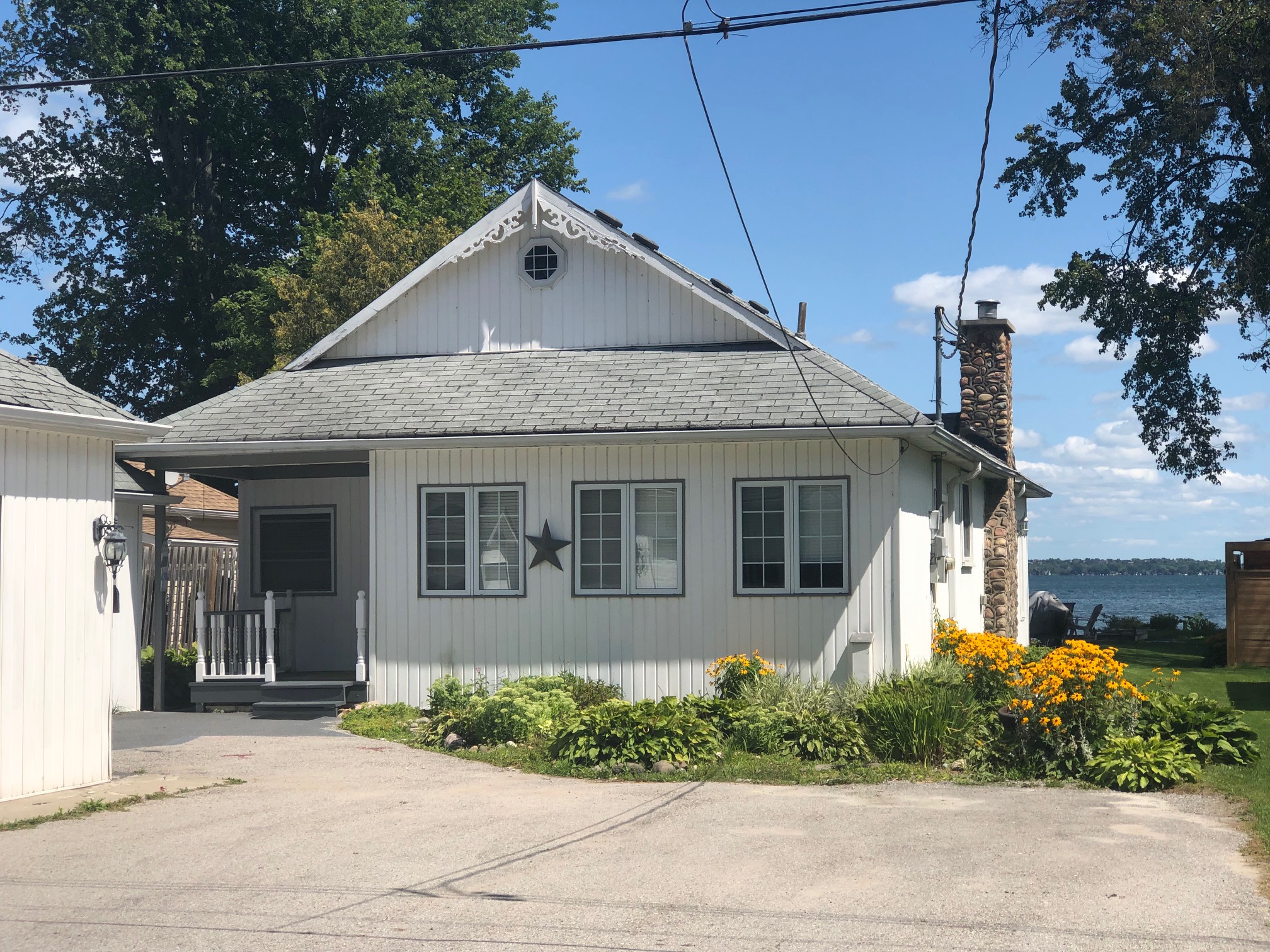 Beautiful lakefront Cottage on Lake Simcoe. Houses for Rent in