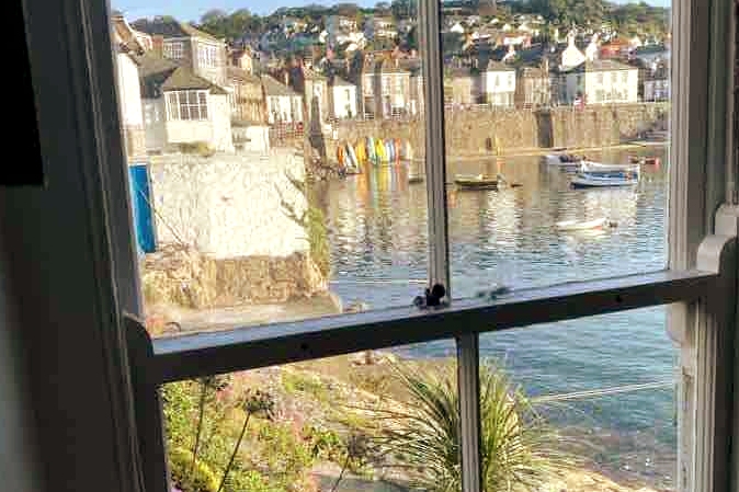 Charming beachfront cottage on the harbour