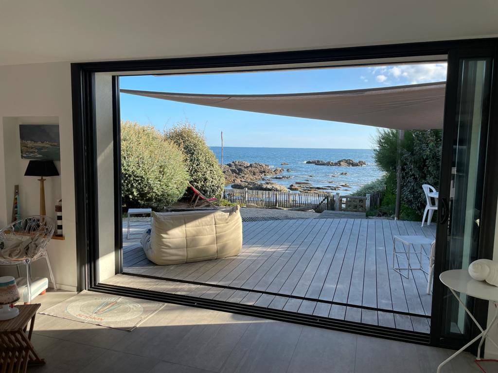 Modern & cozy villa with your feet in the water