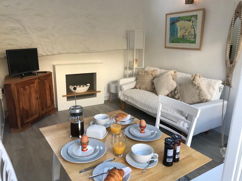 Luxurious modern 1 bed home with private patio