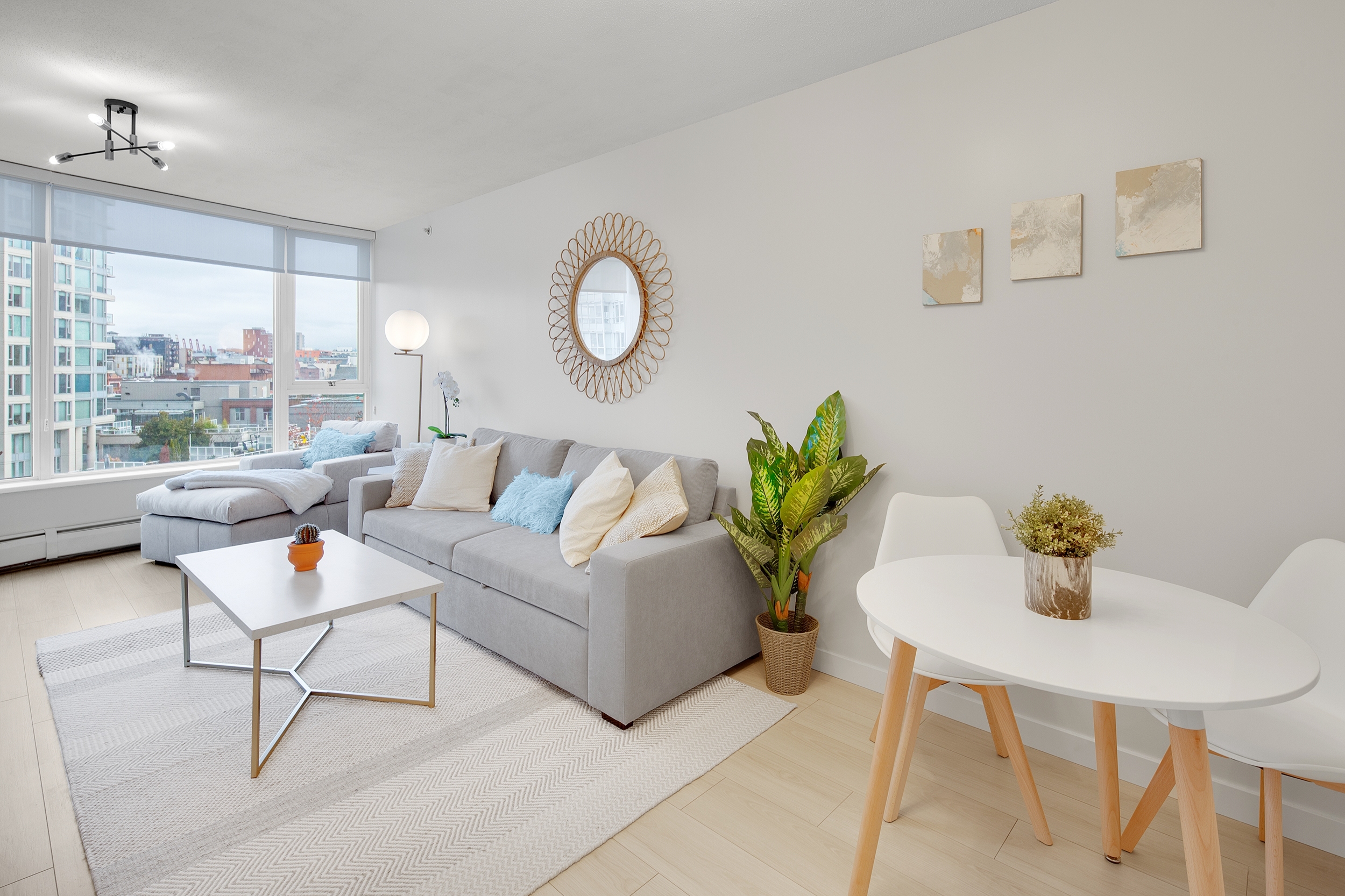 King Bed Apartment with A/C, Pool & Free Parking