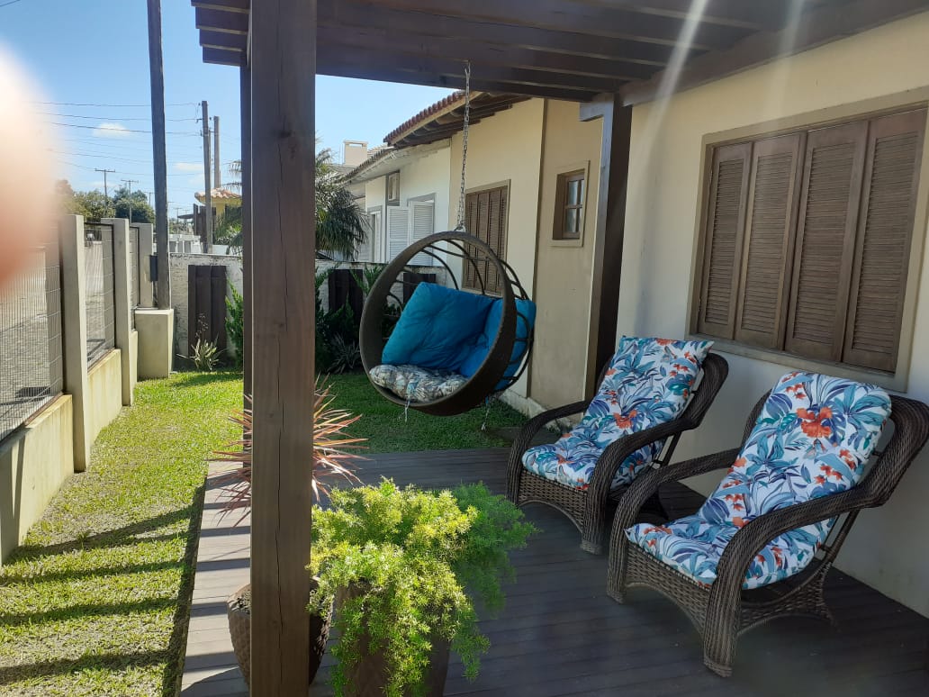 House one block from the beach, with a patio and suite.