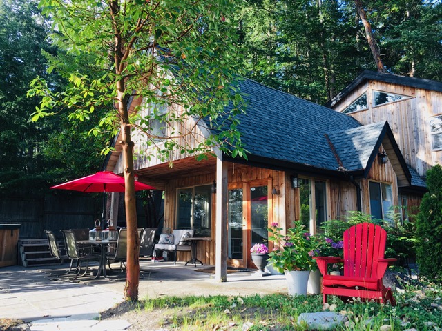 Waterfront, 2 bedroom, 2 bath, + hot tub