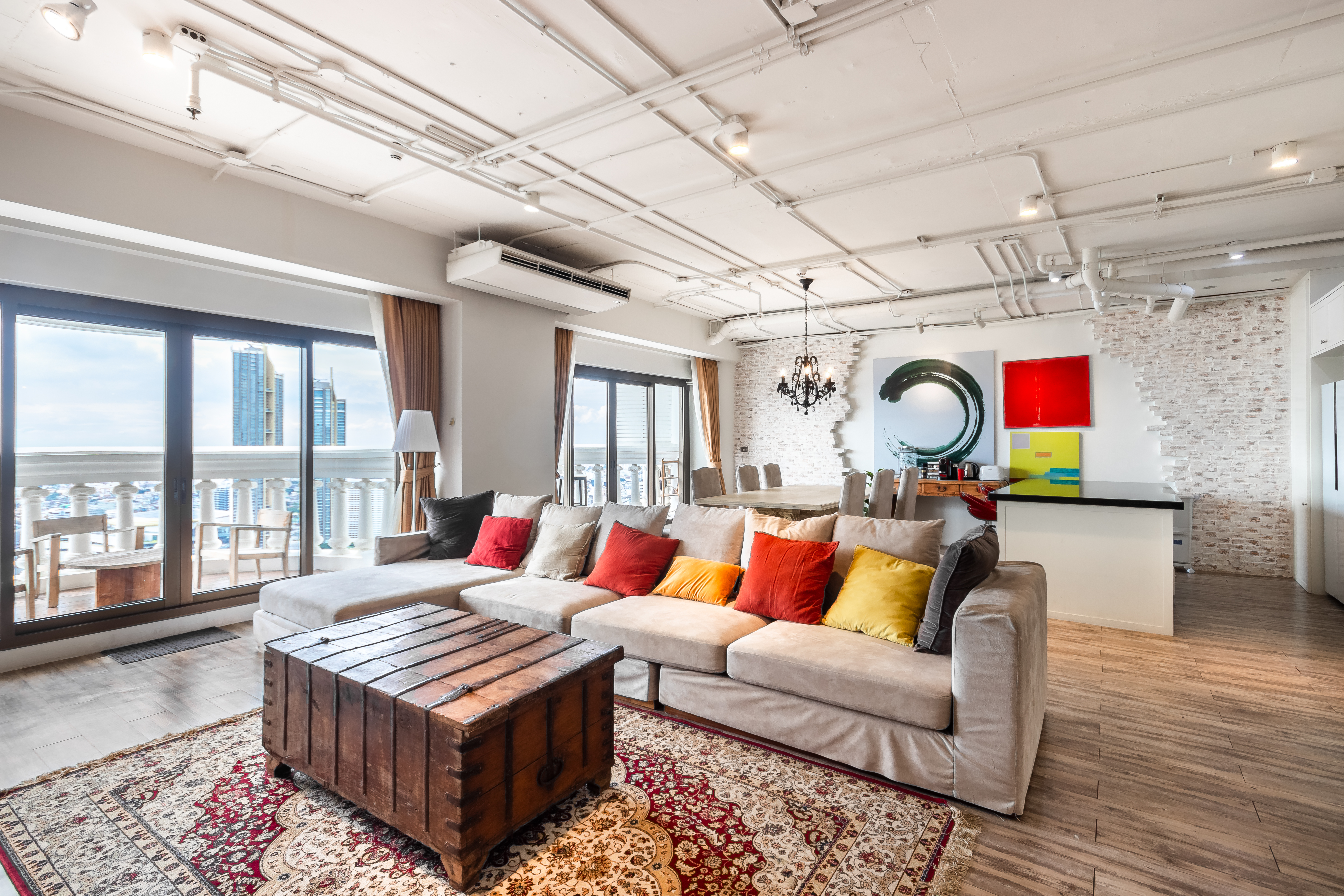 Designer Loft with Stunning RiverView+Free Pick-Up