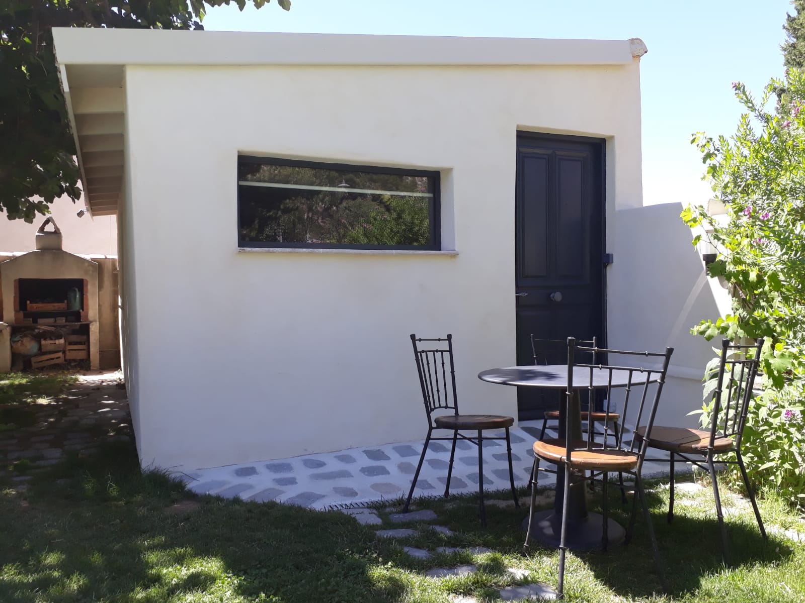 Independent studio in the heart of Ensues la Redonne