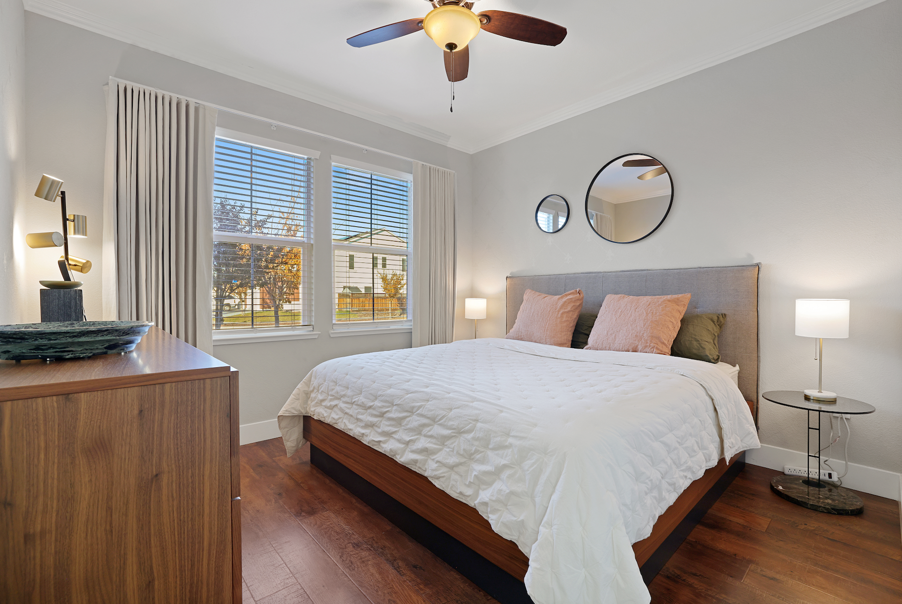 Lux in-law unit, private door, yard & maid service