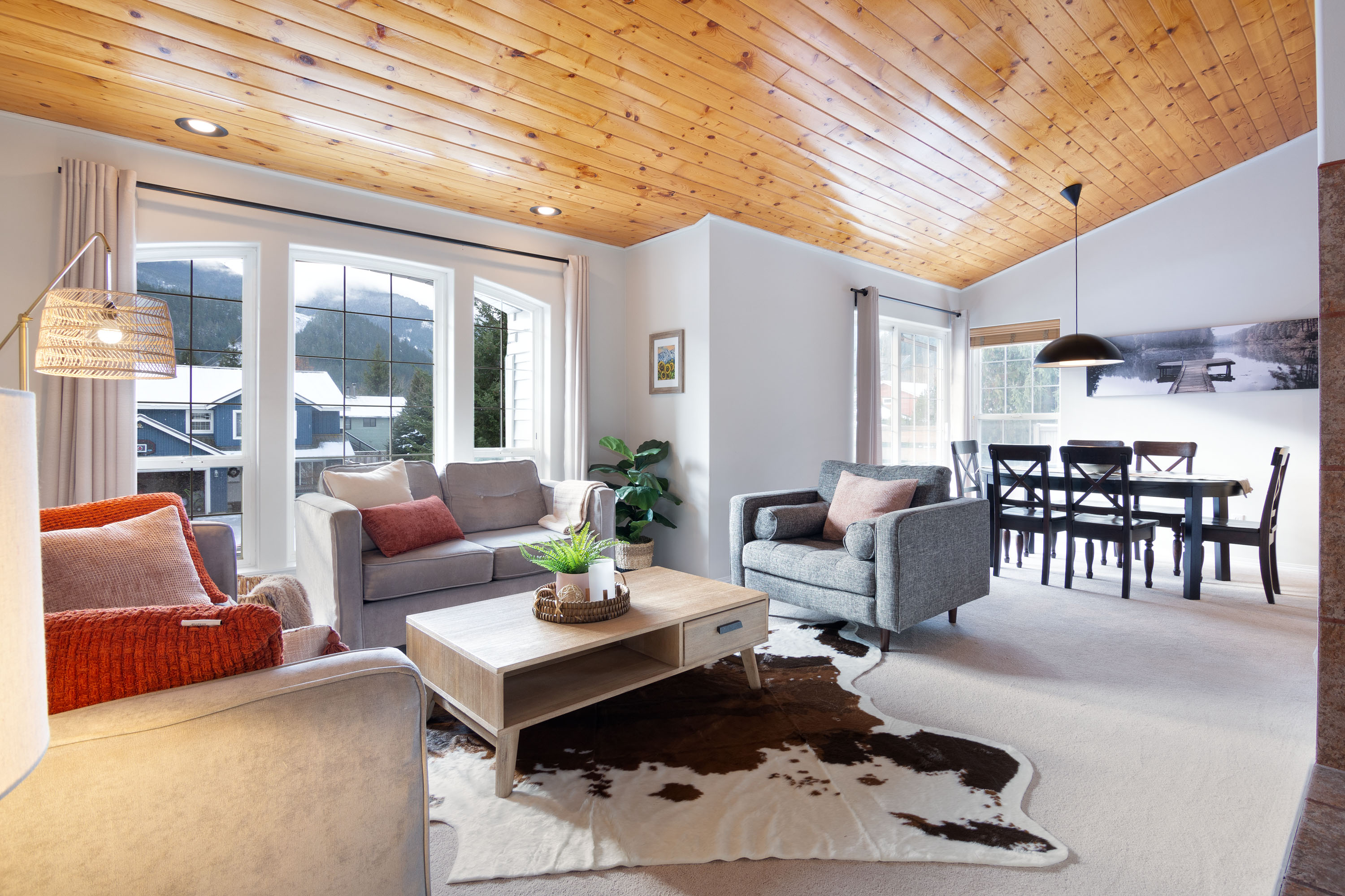 Cozy Spacious Retreat: w/ Hot Tub & Mountain Views