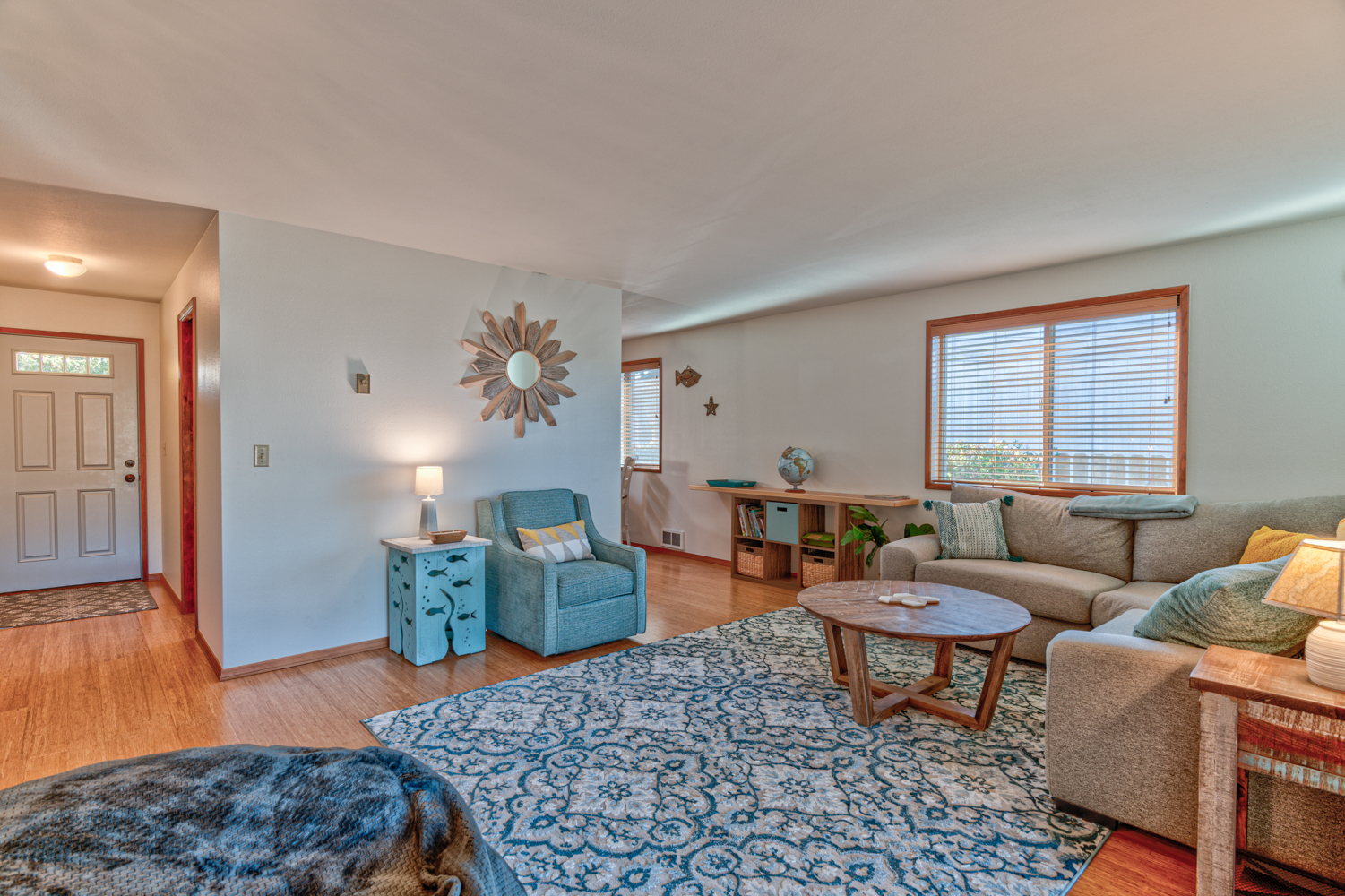 Walk to Beach or Town from Quiet and Cozy Cottage