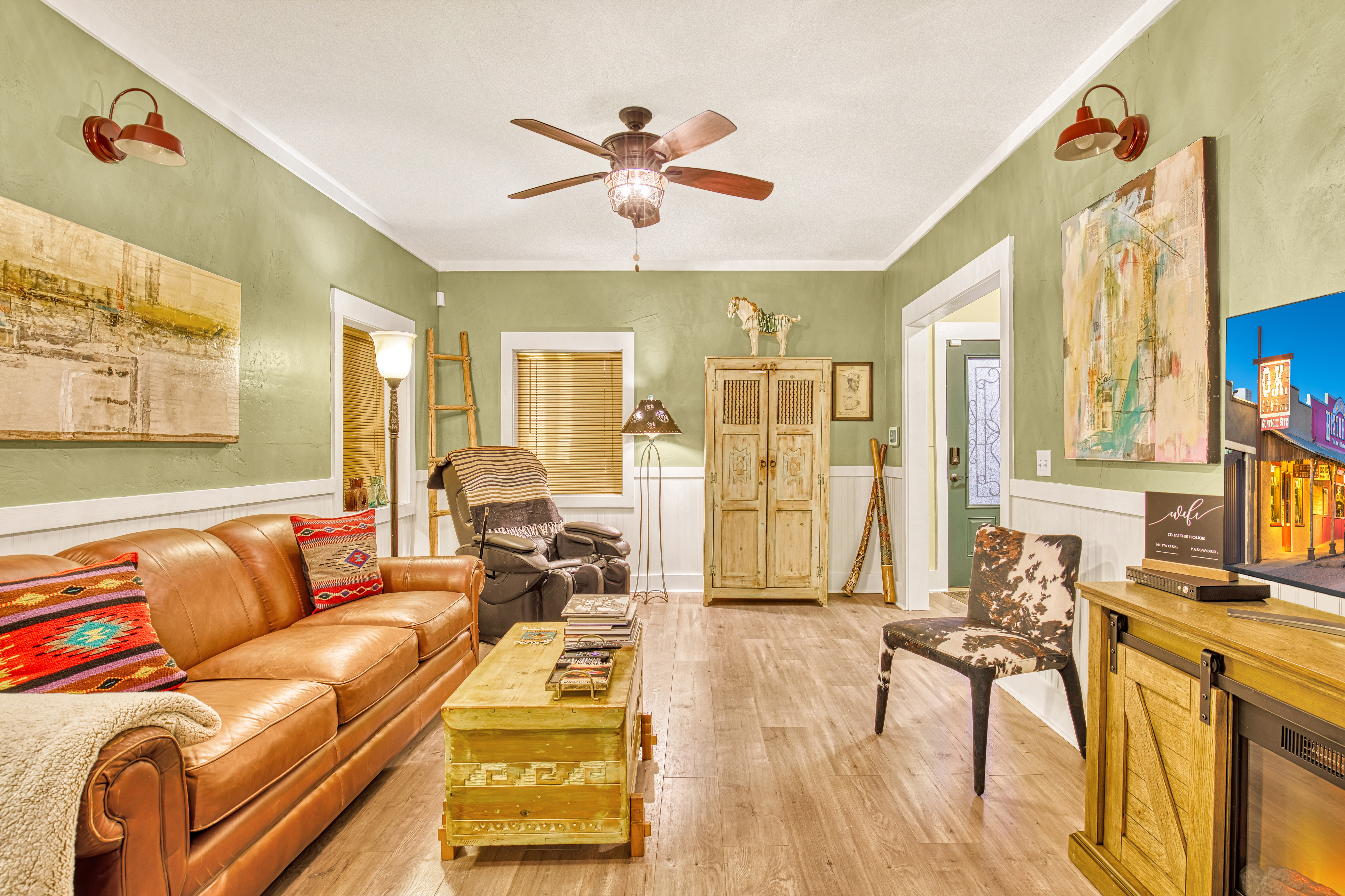 Artsy & Historic! 3 BD+ 3BA, Cool Air, NO Stairs