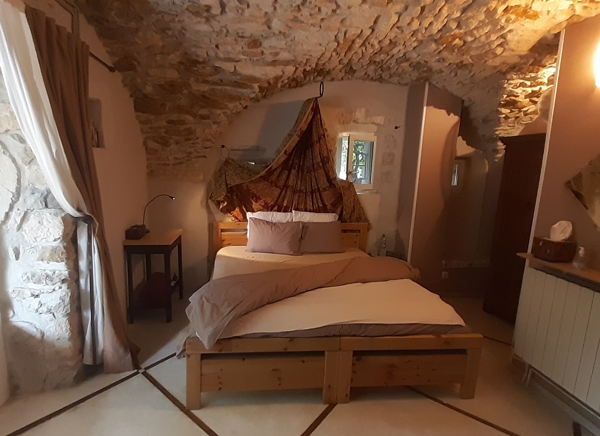 Private entry, bed/bath, parking, 500m to town