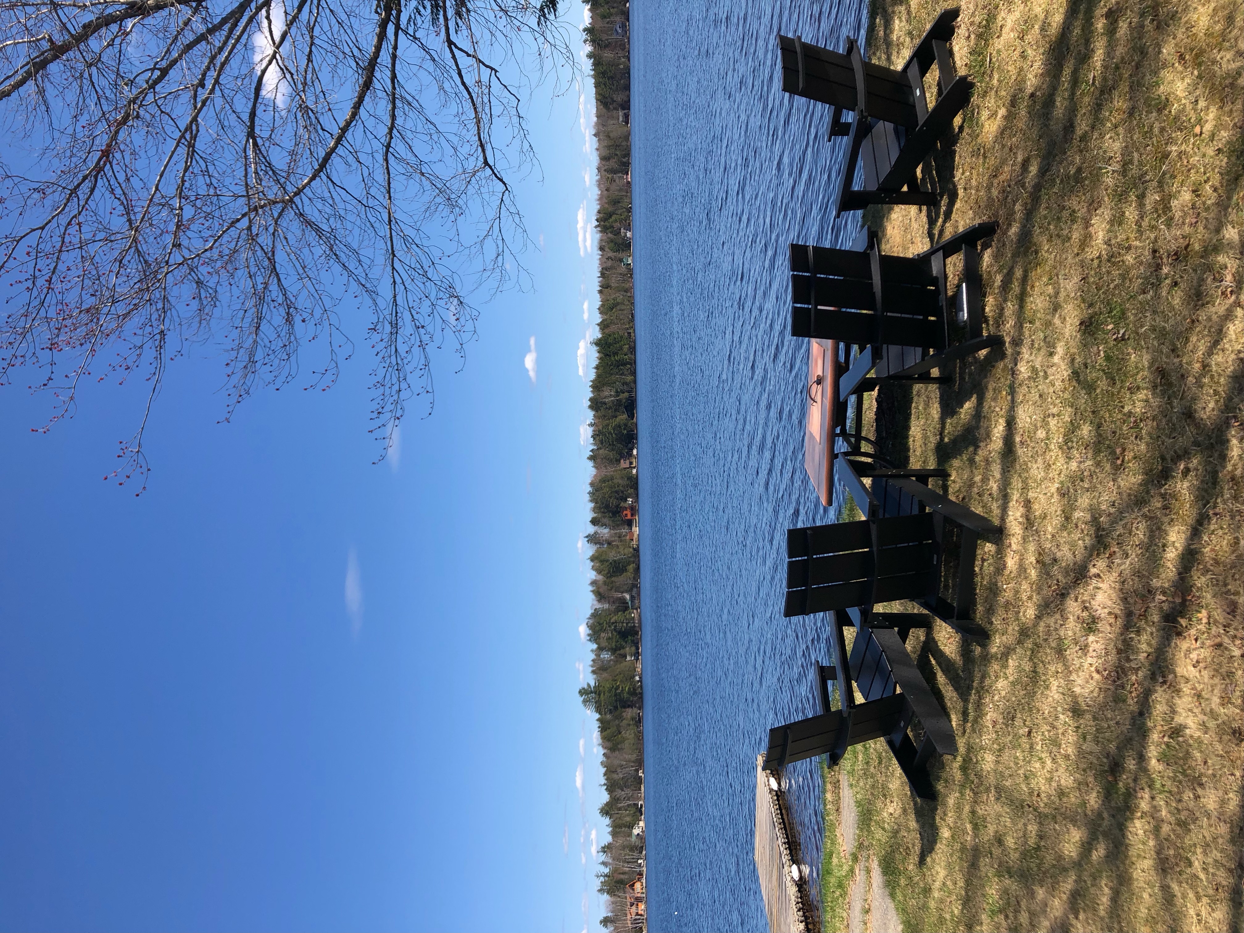 Peaceful home located on the lake hiking close