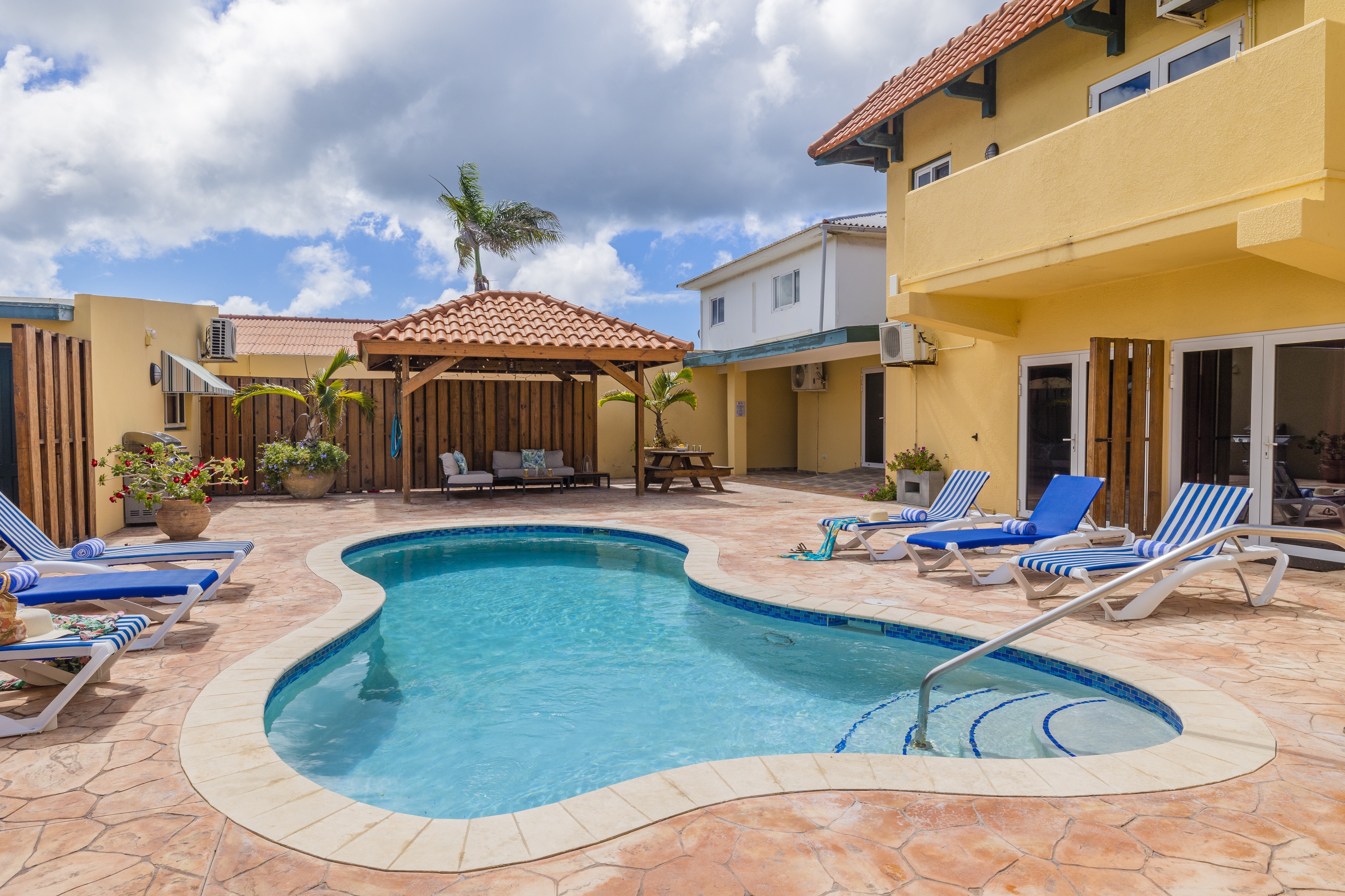 Luxury Haven near Beach & Downtown ~ Private Pool!