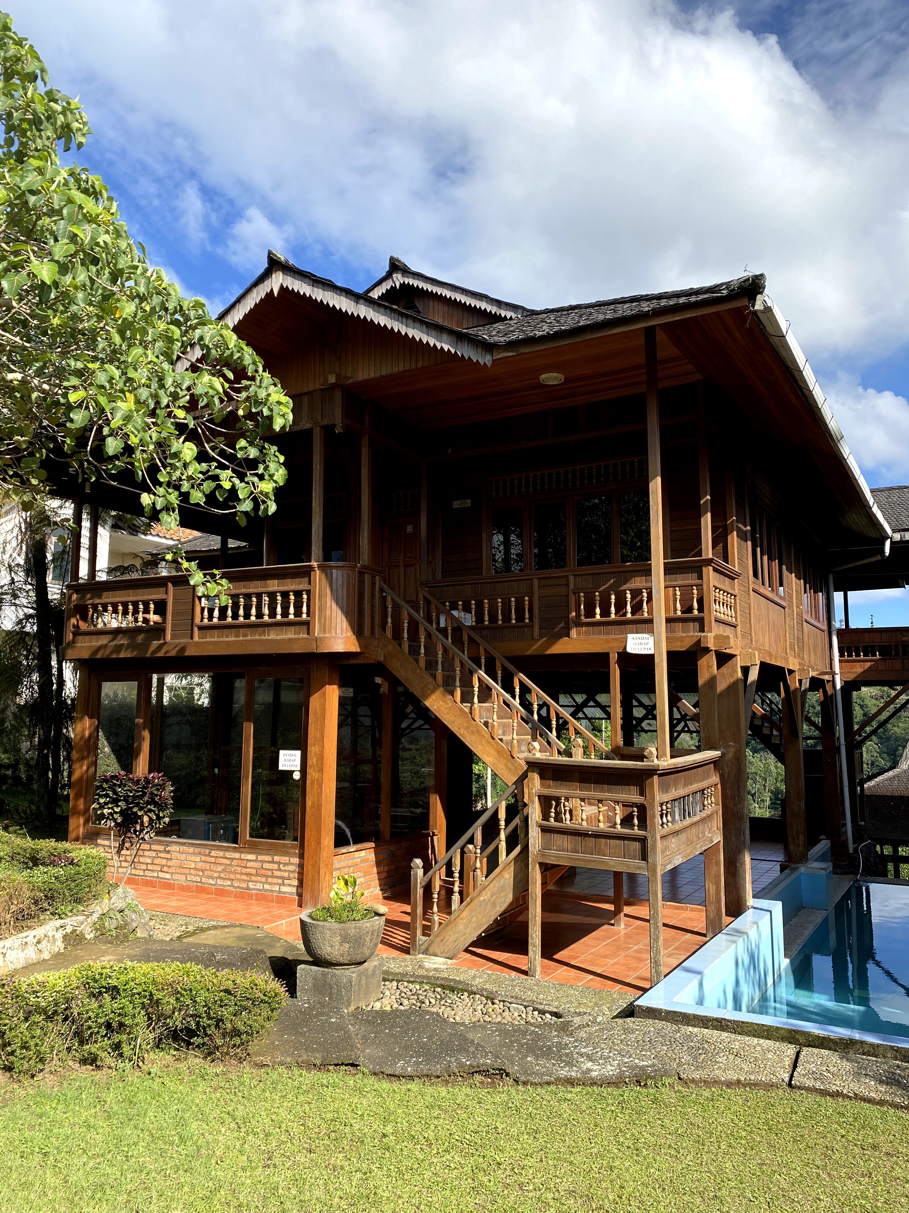 3-bedroom Cozy Wooden Villa w Pool, Mountain View
