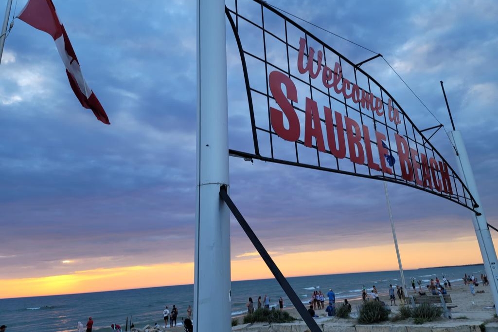 Beach Town Cottage – 3 Bedroom & 2 Bath