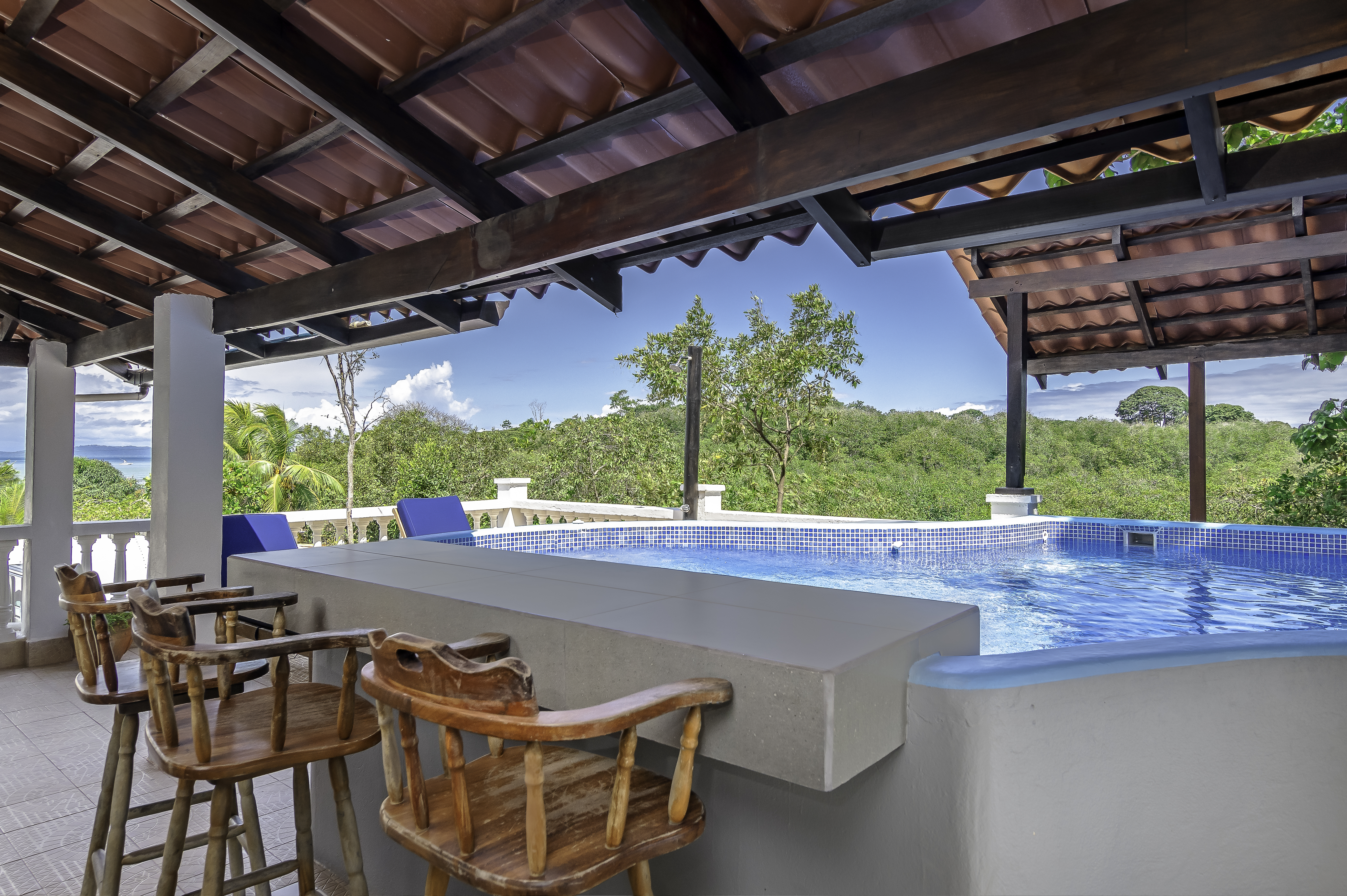 Beautiful Condo with gorgeous roof views!