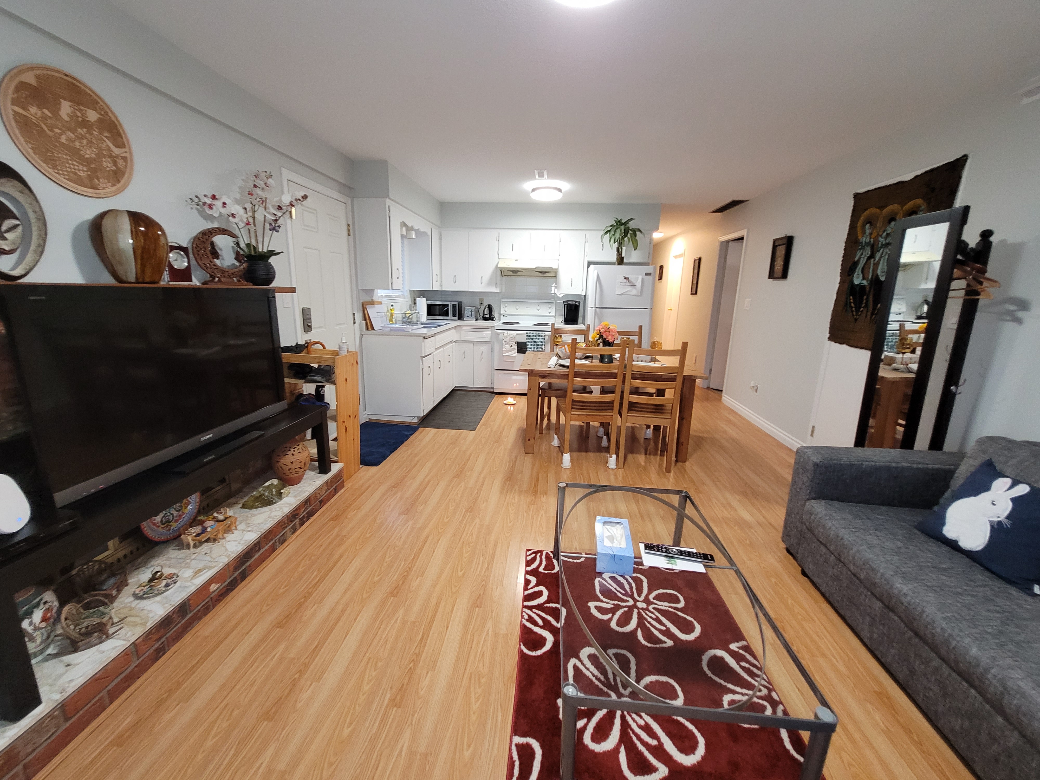 Cheerful 2-bedroom residential home/free parking