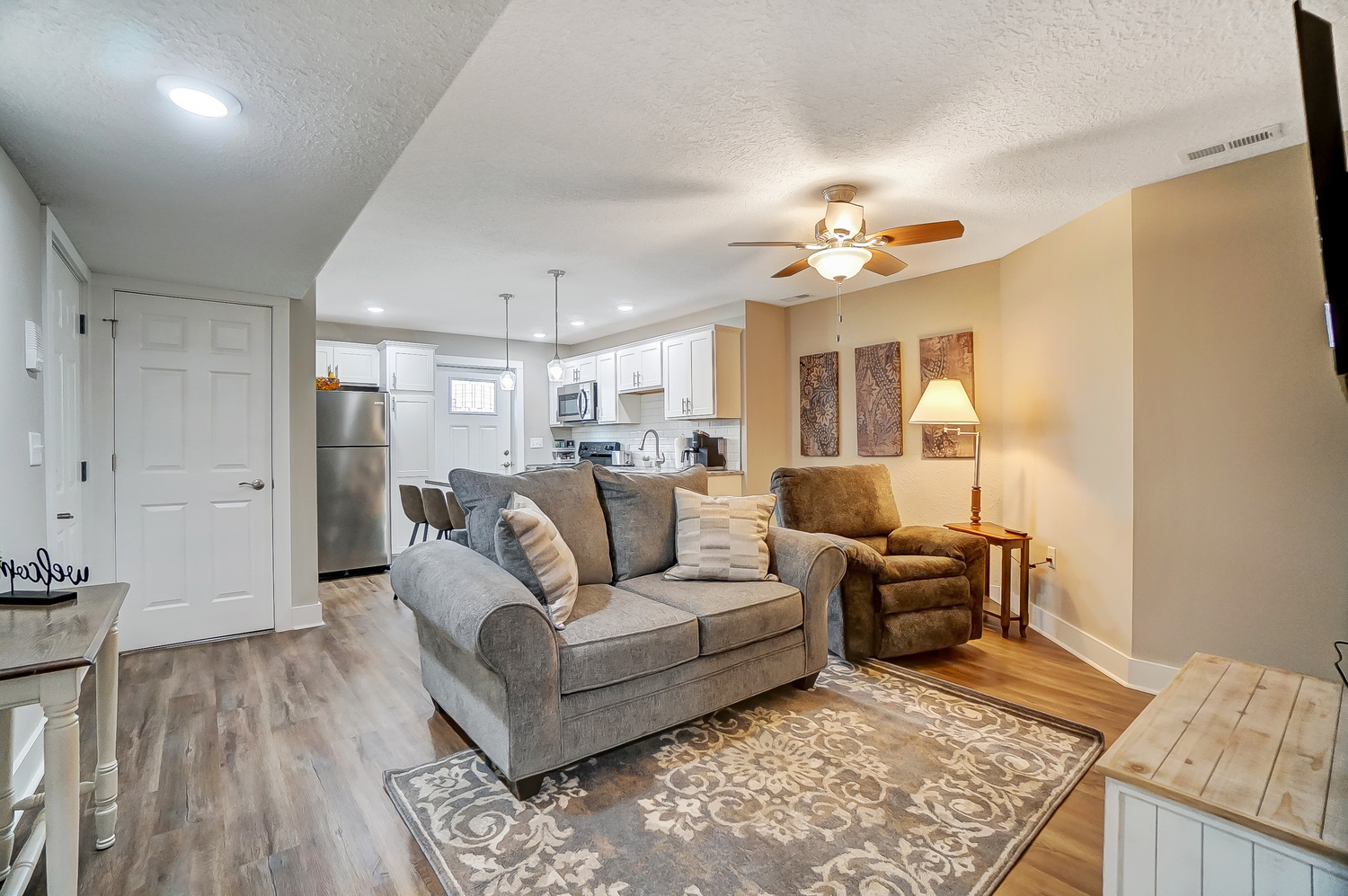 Charming 2 bedroom apartment in downtown district. Apartments for