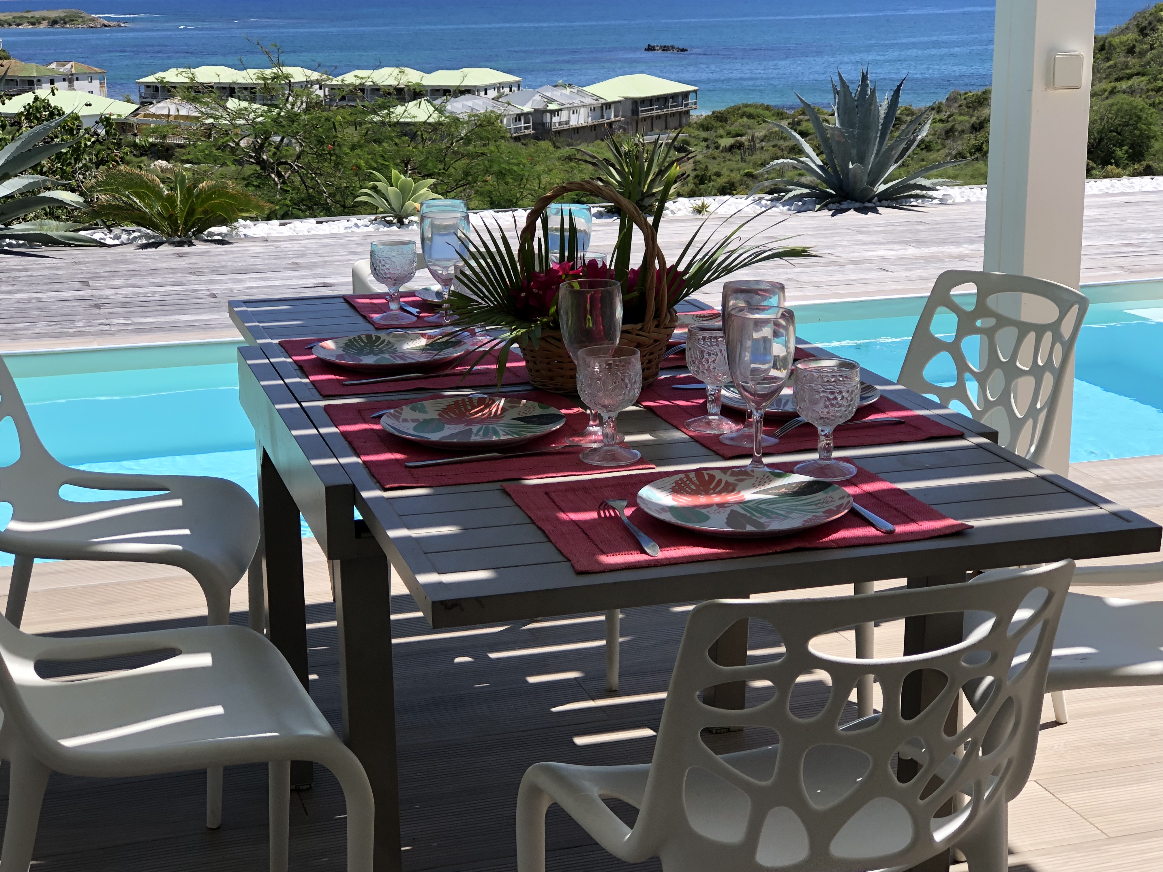 Very nice in-law with pool and sea view.