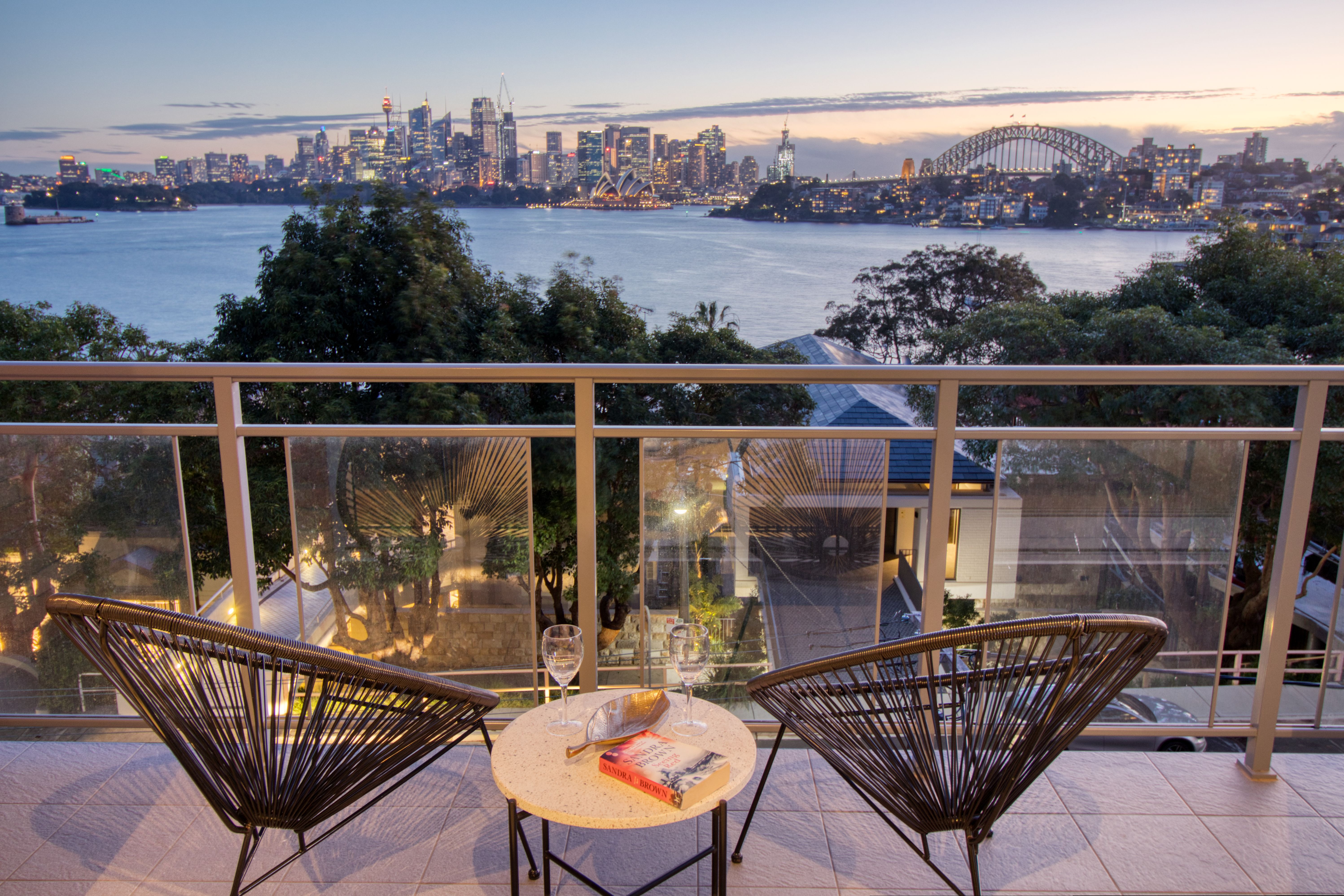 Stunning Opera House & Bridge Views: 10-min to CBD