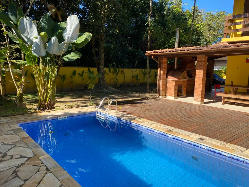 Peace, beach, swimming pool, barbecue area and very green!